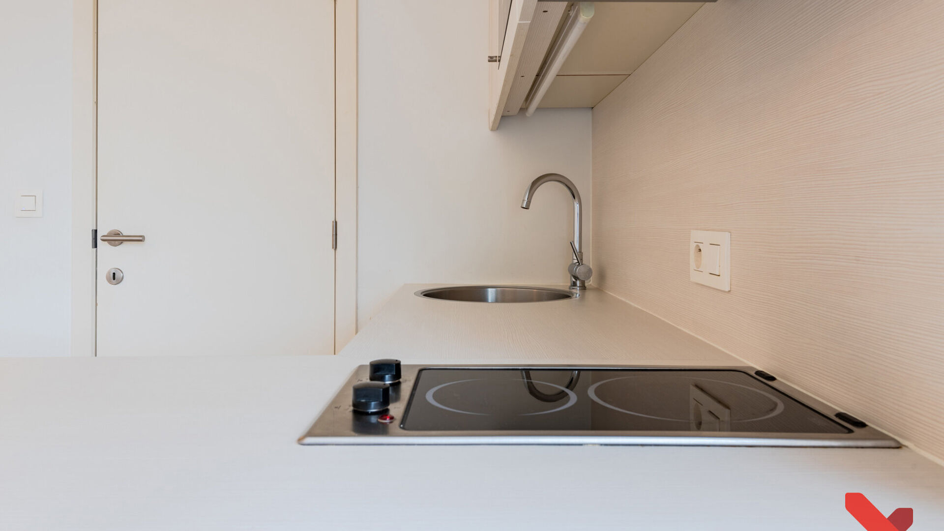 FOR THE 2026–2027 ACADEMIC YEAR
Welcome to this spacious student studio situated in the heart of Leuven!
This spacious studio features a fitted kitchenette, en-suite facilities and a built-in unit with a fold-down bed.
Thanks to the large windows, you c