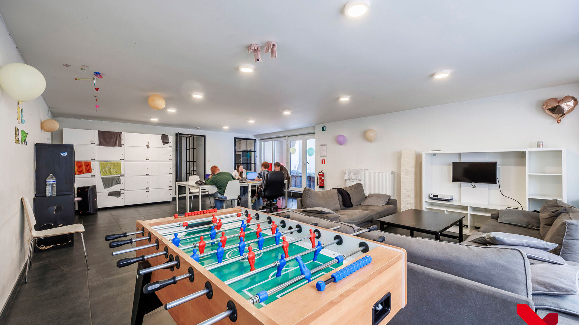 In Residence Central Park, located on the edge of the park and within walking distance of several amenities, is this furnished student room.

The room is located on the fourth and highest floor of the building. Thanks to its rear location, the room overlo
