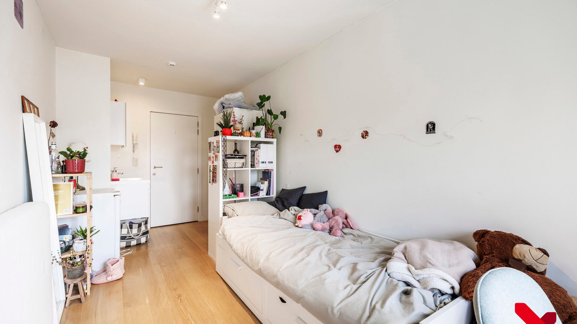 In Residence Central Park, located on the edge of the park and within walking distance of several amenities, is this furnished student room.

The room is located on the fourth and highest floor of the building. Thanks to its rear location, the room overlo