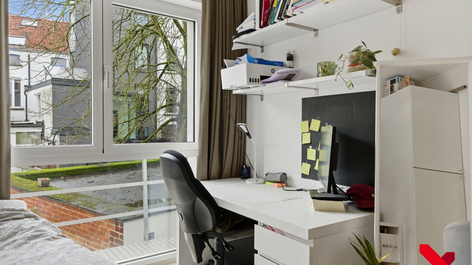 Welcome to Leuven! This cozy studio is located on the bustling Tiensestraat, a location known not only for its lively atmosphere but also for its excellent accessibility. Public transport, shops, and sports facilities are all nearby, and all faculties are