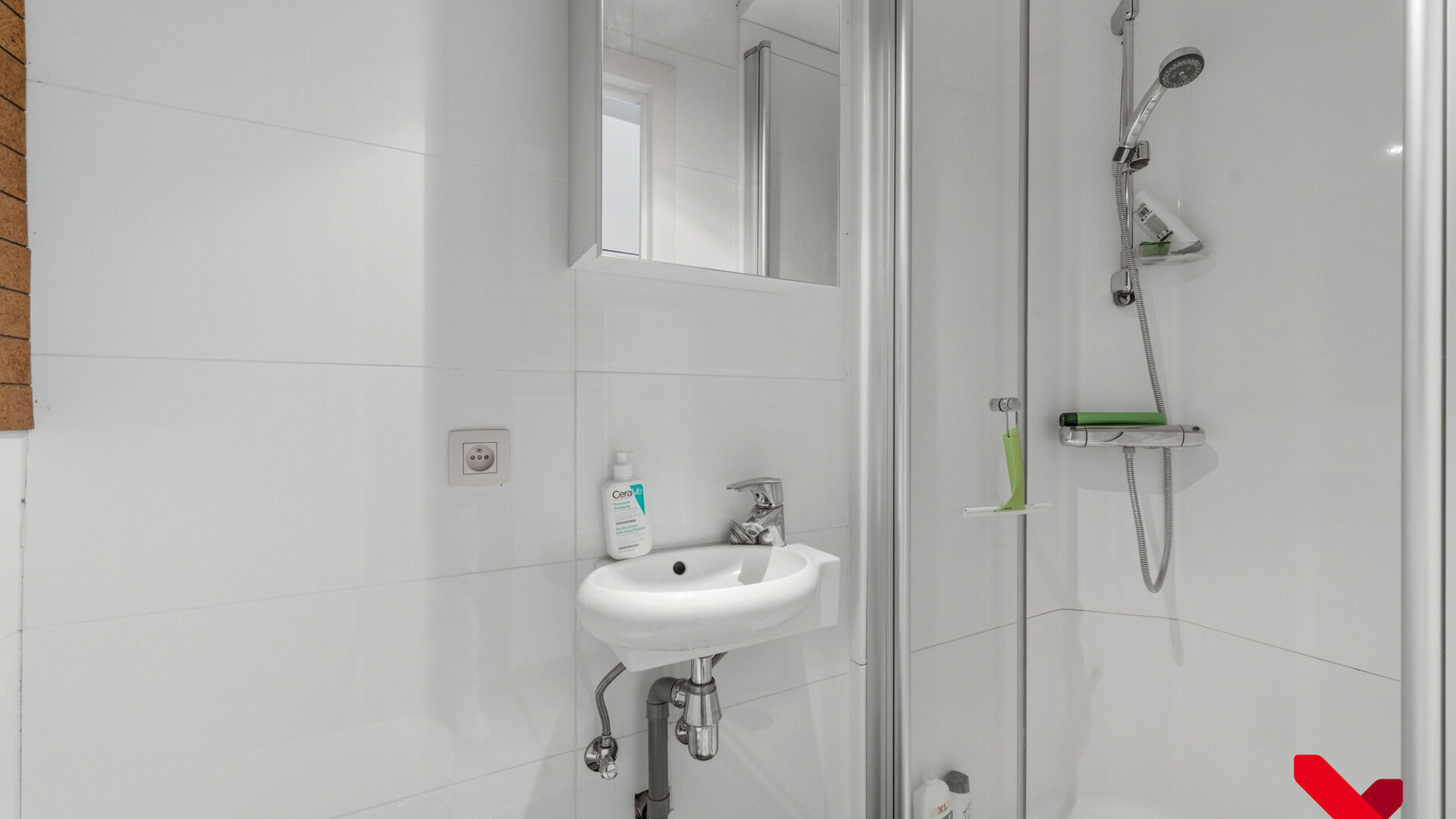 Welcome to Leuven! This cozy studio is located on the bustling Tiensestraat, a location known not only for its lively atmosphere but also for its excellent accessibility. Public transport, shops, and sports facilities are all nearby, and all faculties are
