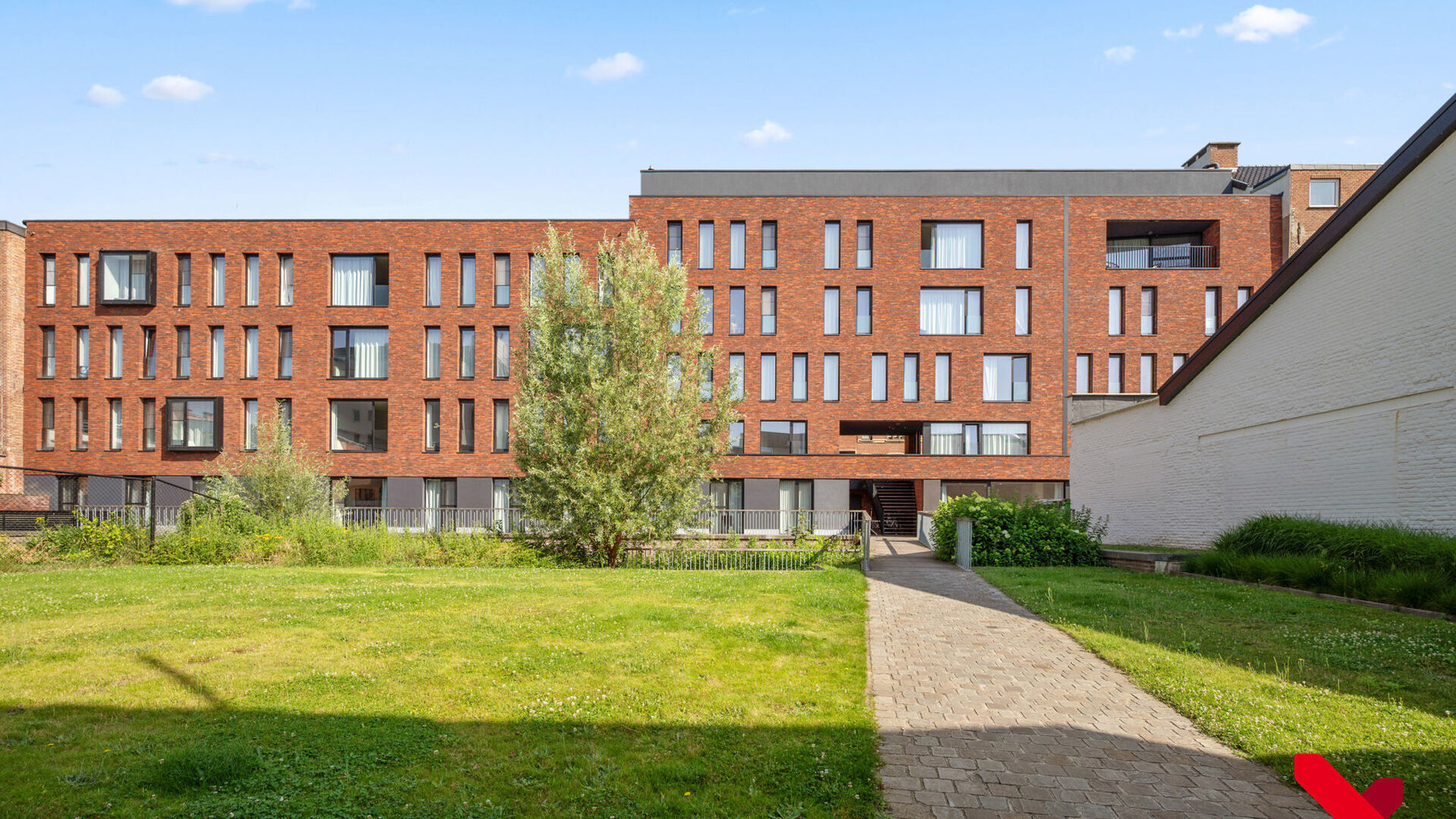 Welcome to the 'Ace' residence, located in a quiet neighborhood in the heart of Leuven. This studio offers everything you need to study, relax, and enjoy a fantastic student life!
Step inside and discover your own private space, complete with a private b