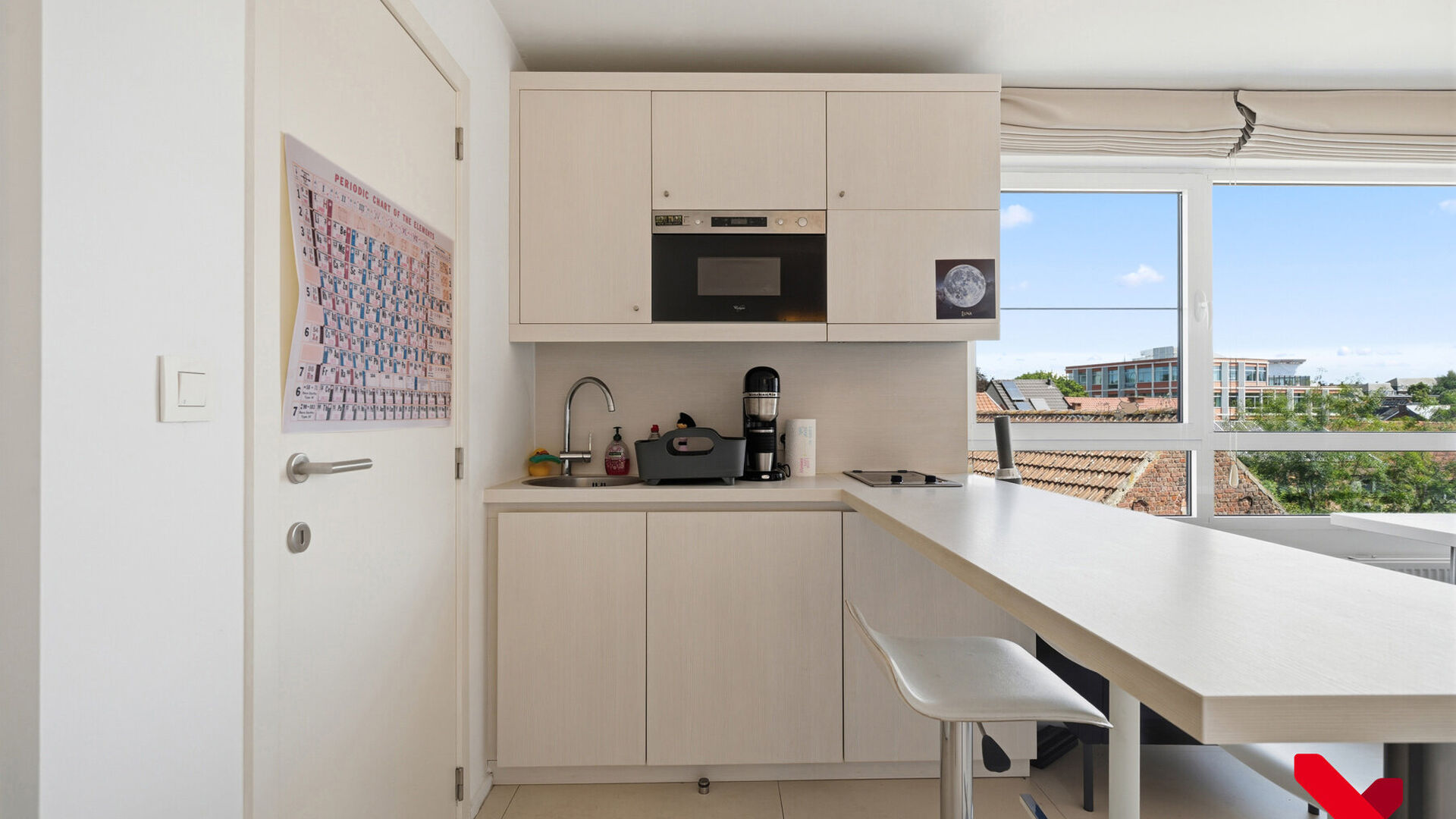 Looking for a comfortable, move-in-ready student room in Leuven? This modern studio on the fourth floor of the 'Archiv' residence combines an excellent location with all modern comforts.

The studio features a fully equipped kitchen, a private bathroom, a