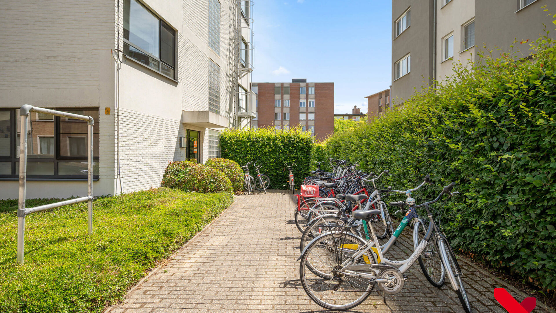 Looking for a comfortable, move-in-ready student room in Leuven? This modern studio on the fourth floor of the 'Archiv' residence combines an excellent location with all modern comforts.

The studio features a fully equipped kitchen, a private bathroom, a