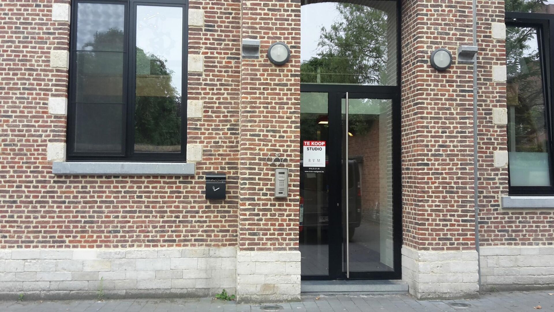 Nieuwe studentenkamer met eigen sanitair op gelijkvloerse verdieping. De kamer is gemeubeld met bed, bureau, koelkast en kleerkast. De verlichting en gordijnen zijn ook reeds voorzien. Er is een grote gemeenschappelijke keuken met verschillende kookvuren,