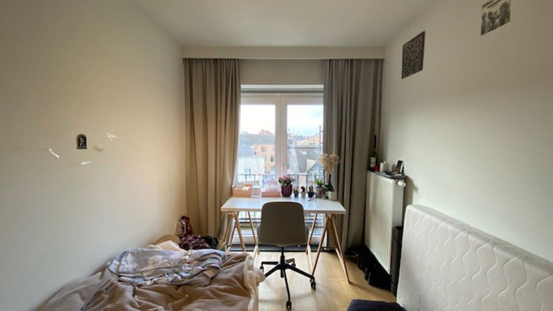 Toffe studentekamer in Residentie Central Park, gelegen op de vierde en hoogste verdieping aan de achterkant met zicht over het park. De kamer is gemeubeld met kast, bad, bureau, stoel, frigo en heeft een eigen frigo. Achteraan ook klein terrasje. De geme