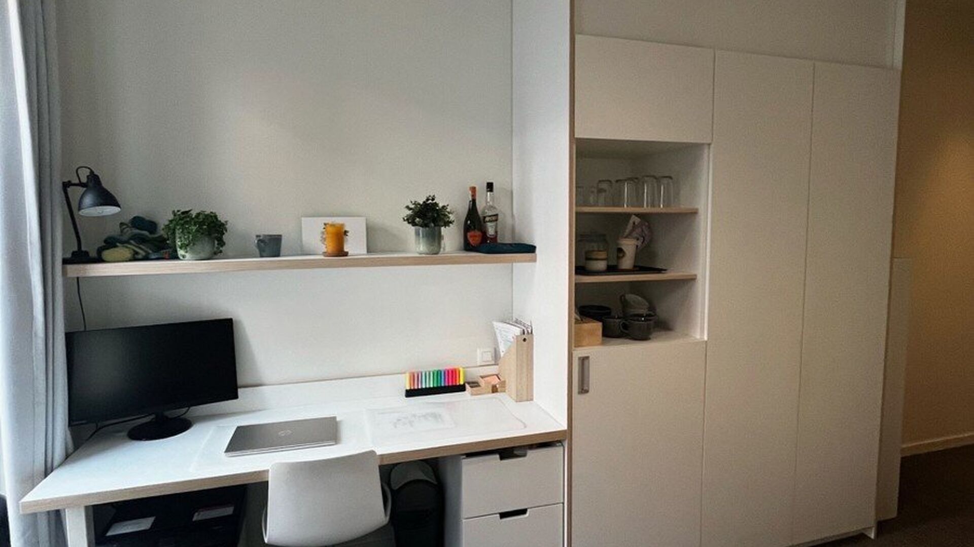 Studentenkamers gelegen in de studentenresidentie ACE op de Ridderstraat 266. Deze kamer heeft eigen sanitair, is gemeubeld met: een bed, bureau, boekenrek, kleerkast en frigo. Elke gang heeft zijn gemeenschappelijke keuken, waar elke student zijn eigen k