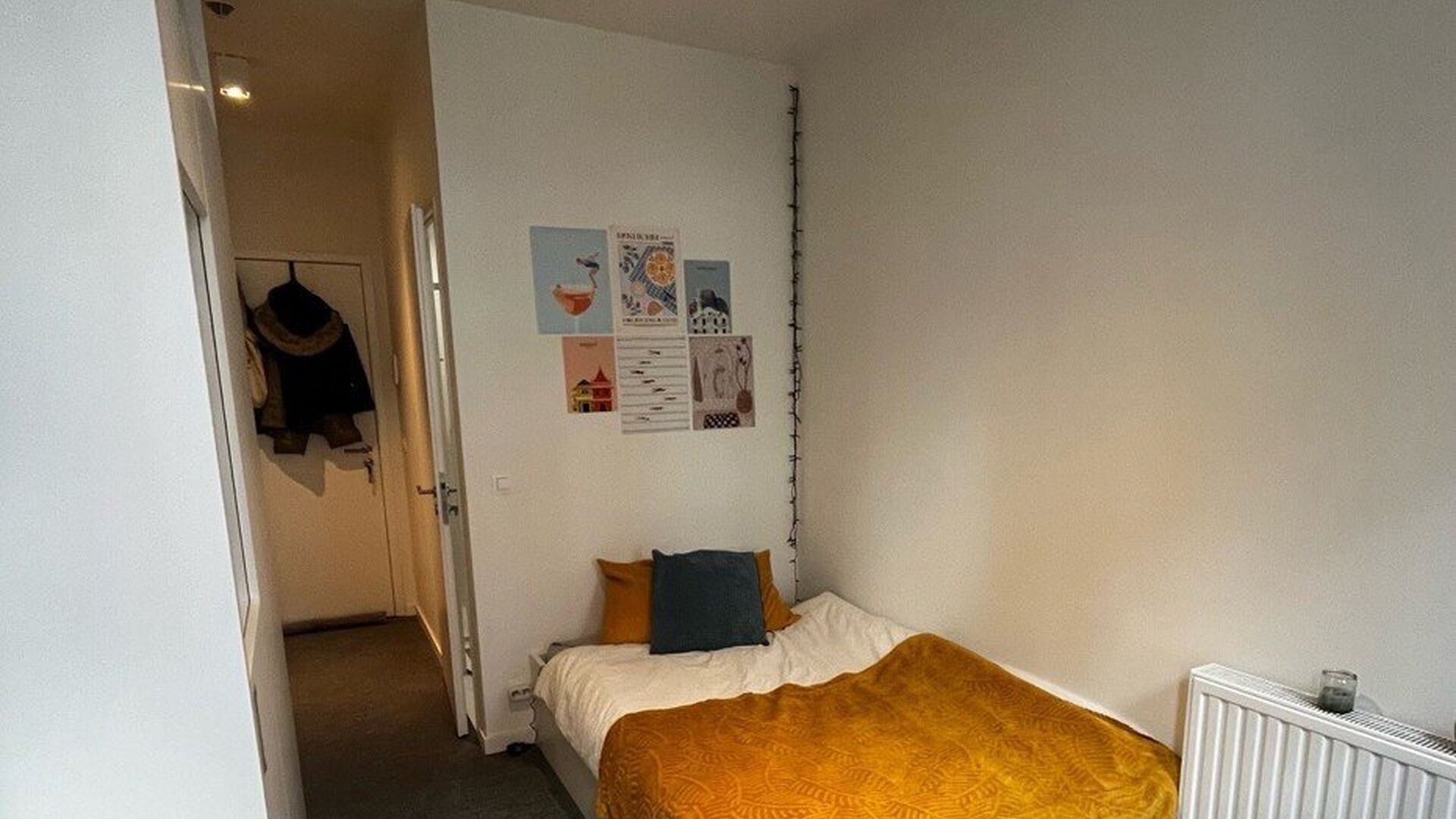 Studentenkamers gelegen in de studentenresidentie ACE op de Ridderstraat 266. Deze kamer heeft eigen sanitair, is gemeubeld met: een bed, bureau, boekenrek, kleerkast en frigo. Elke gang heeft zijn gemeenschappelijke keuken, waar elke student zijn eigen k