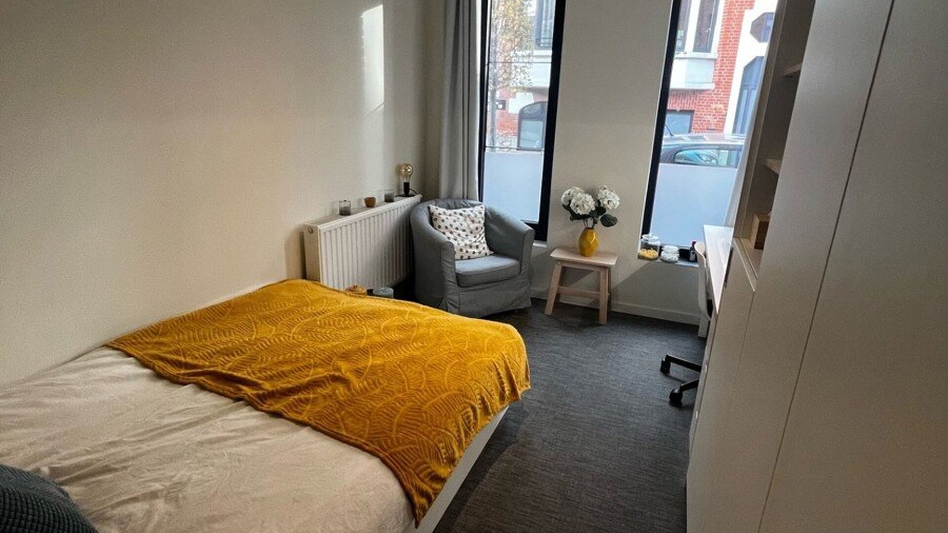 Studentenkamers gelegen in de studentenresidentie ACE op de Ridderstraat 266. Deze kamer heeft eigen sanitair, is gemeubeld met: een bed, bureau, boekenrek, kleerkast en frigo. Elke gang heeft zijn gemeenschappelijke keuken, waar elke student zijn eigen k