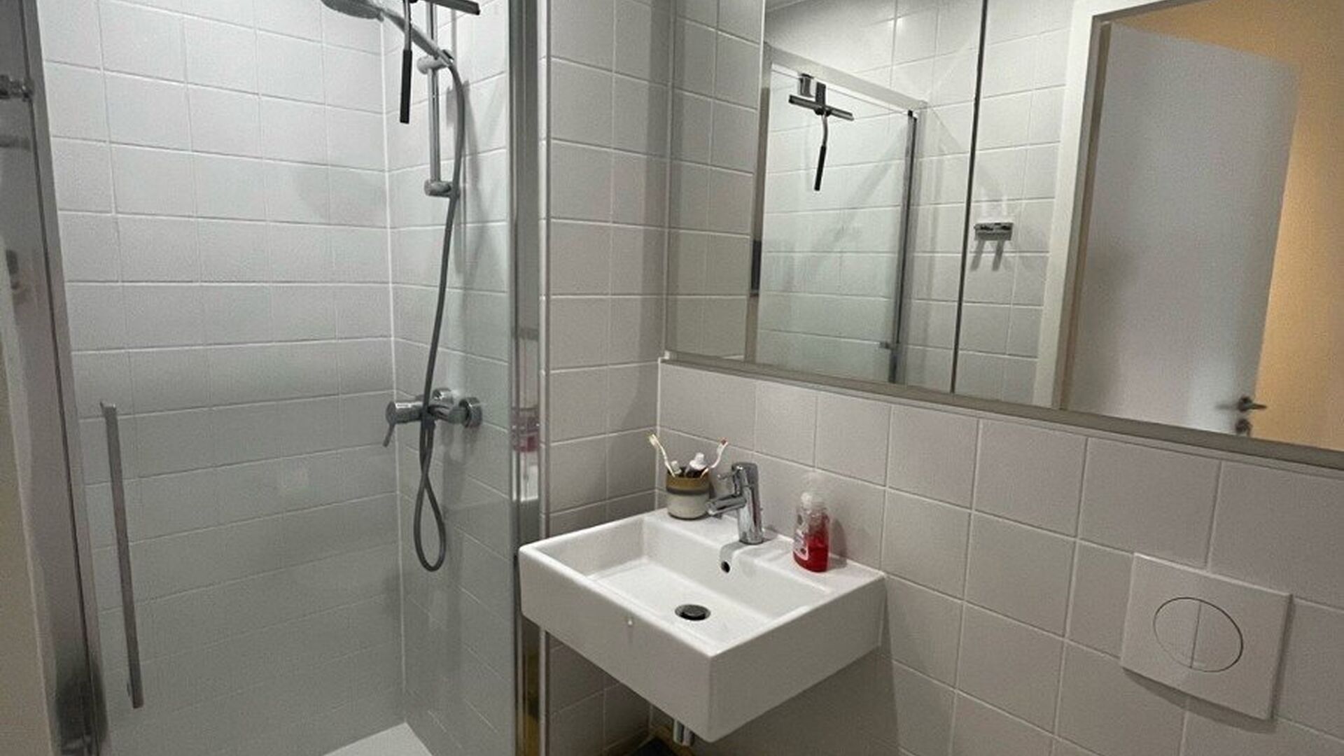 Studentenkamers gelegen in de studentenresidentie ACE op de Ridderstraat 266. Deze kamer heeft eigen sanitair, is gemeubeld met: een bed, bureau, boekenrek, kleerkast en frigo. Elke gang heeft zijn gemeenschappelijke keuken, waar elke student zijn eigen k