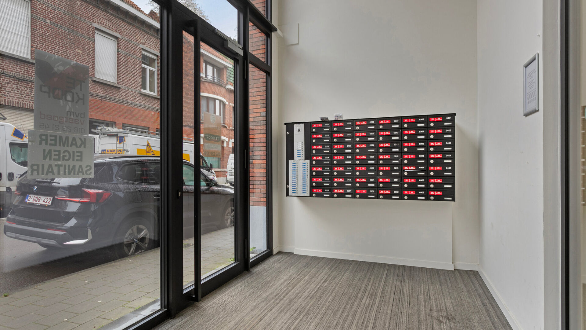 Studentenkamer gelegen in een gezellige studentenresidentie op toplocatie. Deze kamer is gemeubeld en heeft eigen sanitair (douche en toilet).
In het gehuurde goed zijn de volgende (nuts)voorzieningen/diensten aanwezig, dewelke gedeeld worden met de ander