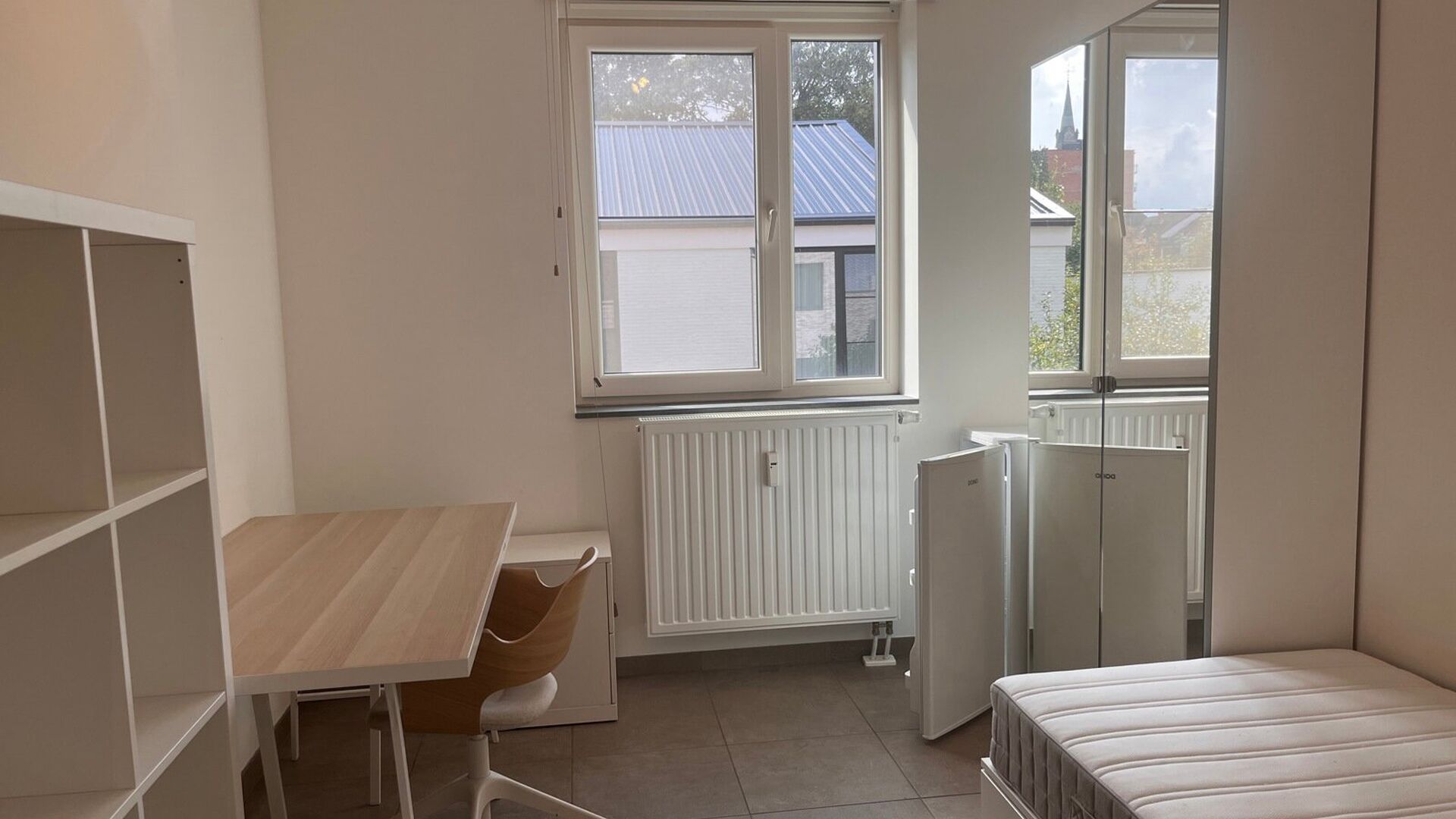 De kamer is louter voor individueel gebruik en is bemeubeld met een bed, matras, bureau, stoel, boekenrek en kleerkast. Verder beschikt de kamer over koud en warm water en een eigen toilet. Er is een internetaansluiting via netwerkkabel voorzien; de huurd