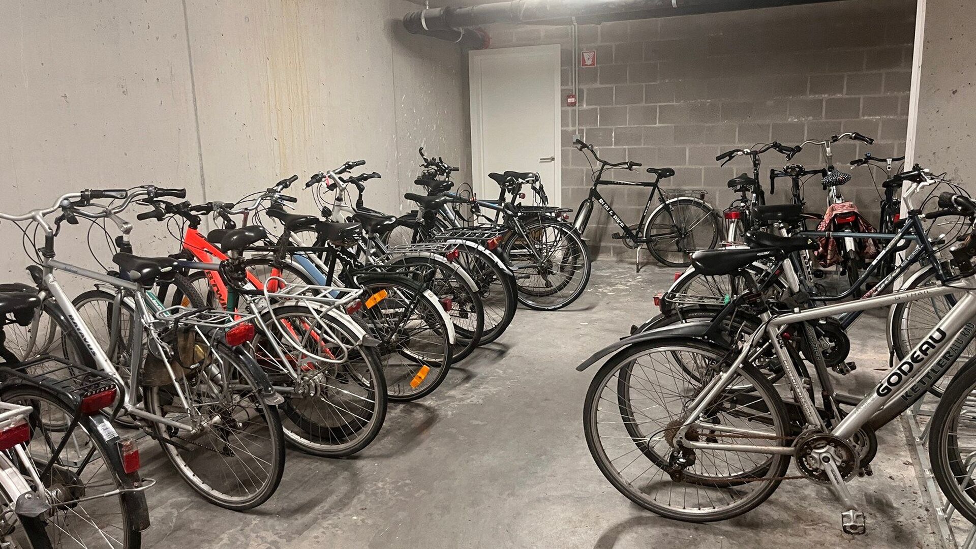 De kamer is louter voor individueel gebruik en is bemeubeld met een bed, matras, bureau, stoel, boekenrek en kleerkast. Verder beschikt de kamer over koud en warm water en een eigen toilet. Er is een internetaansluiting via netwerkkabel voorzien; de huurd