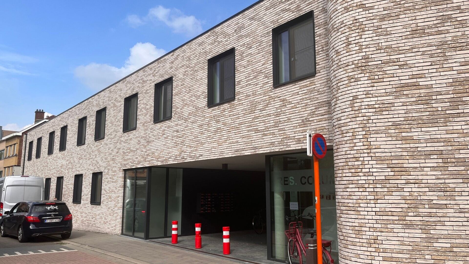 De kamer is louter voor individueel gebruik en is bemeubeld met een bed, matras, bureau, stoel, boekenrek en kleerkast. Verder beschikt de kamer over koud en warm water en een eigen toilet. Er is een internetaansluiting via netwerkkabel voorzien; de huurd