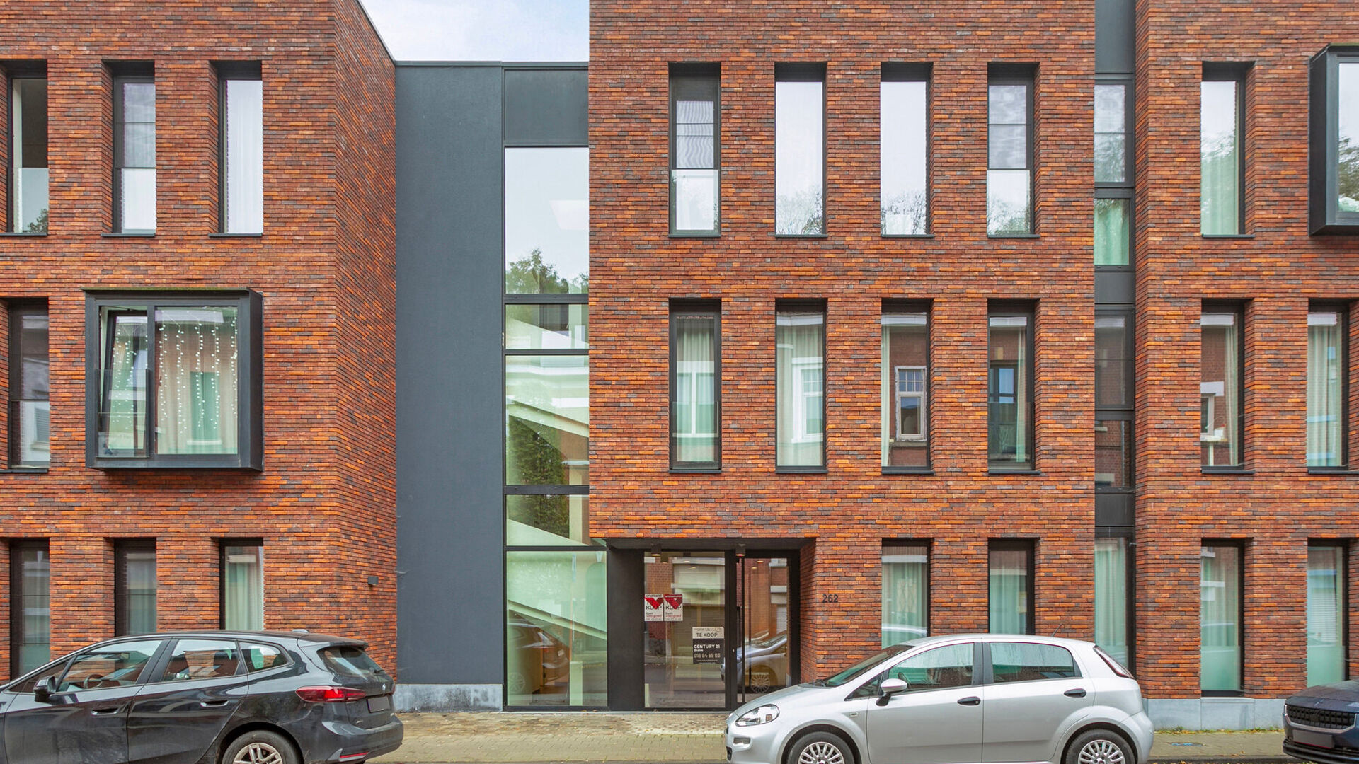Studentenkamer gelegen in een gezellige studentenresidentie op toplocatie. Deze kamer is gemeubeld en heeft eigen sanitair (douche en toilet).
In het gehuurde goed zijn de volgende (nuts)voorzieningen/diensten aanwezig, dewelke gedeeld worden met de ander