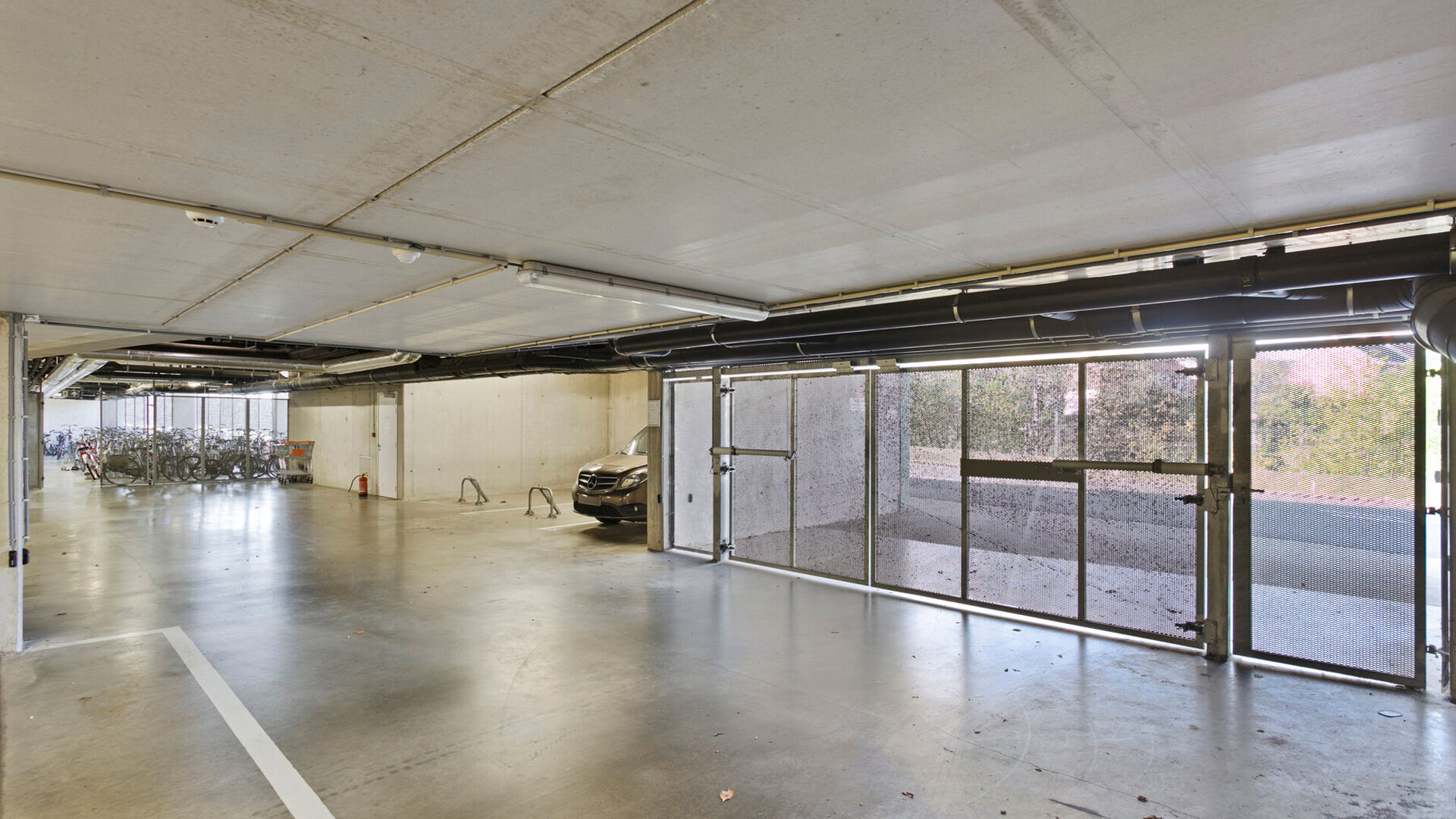 Welkom in deze verzorgde en comfortabele studentenkamer.
De kamer is louter voor individueel gebruik en is bemeubeld met een bed, bureau, stoel, boekenrek, kleerkast en lamellen. Daarnaast beschikt de kamer over eigen sanitair met douche en toilet, evena