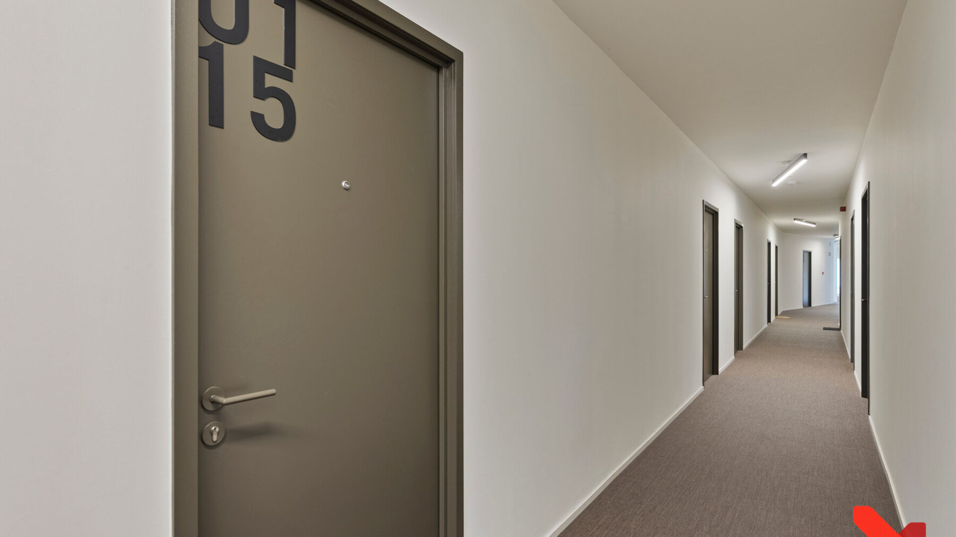 Welkom in deze verzorgde en comfortabele studentenkamer.
De kamer is louter voor individueel gebruik en is bemeubeld met een bed, bureau, stoel, boekenrek, kleerkast en lamellen. Daarnaast beschikt de kamer over eigen sanitair met douche en toilet, evena