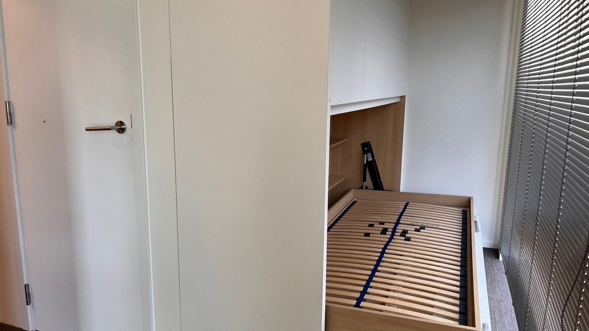 Welkom in deze verzorgde en comfortabele studentenkamer.

De kamer is louter voor individueel gebruik en is bemeubeld met een bed, bureau, stoel, boekenrek, kleerkast en lamellen. Daarnaast beschikt de kamer over eigen sanitair met douche en toilet, evena