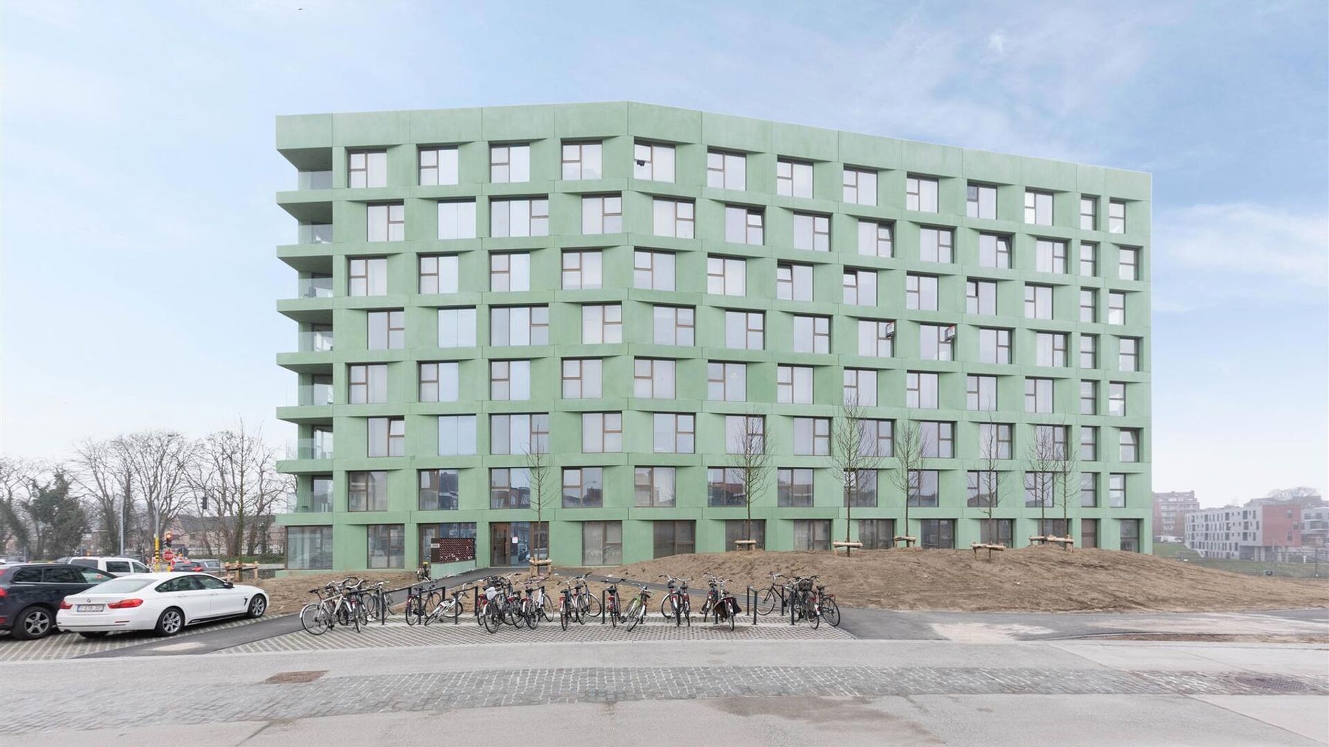 Welkom in deze verzorgde en comfortabele studentenkamer.

De kamer is louter voor individueel gebruik en is bemeubeld met een bed, bureau, stoel, boekenrek, kleerkast en lamellen. Daarnaast beschikt de kamer over eigen sanitair met douche en toilet, evena