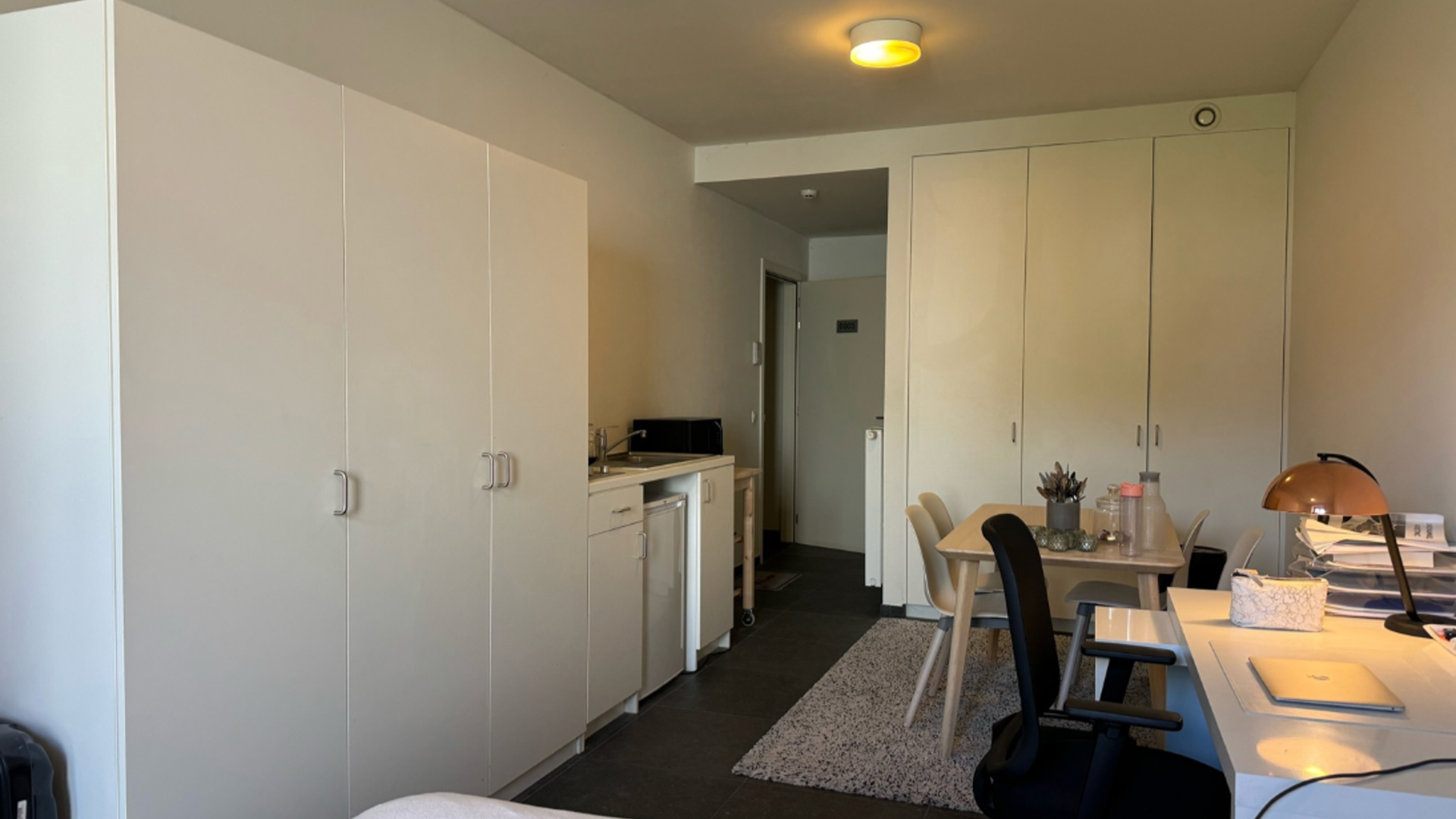 Luxueuze studio, van maar liefst 28 m&sup2; en met eigen privatief terras van 23m&sup2; in hartje Leuven nabij Grote en Oude Markt. Deze kamer bevindt zich op het gelijkvloers aan de achterkant en geniet van een prachtig uitzicht over de tuin. De studio heeft eig