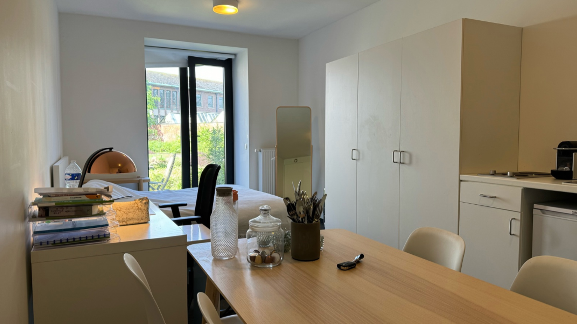 Luxueuze studio, van maar liefst 28 m&sup2; en met eigen privatief terras van 23m&sup2; in hartje Leuven nabij Grote en Oude Markt. Deze kamer bevindt zich op het gelijkvloers aan de achterkant en geniet van een prachtig uitzicht over de tuin. De studio heeft eig