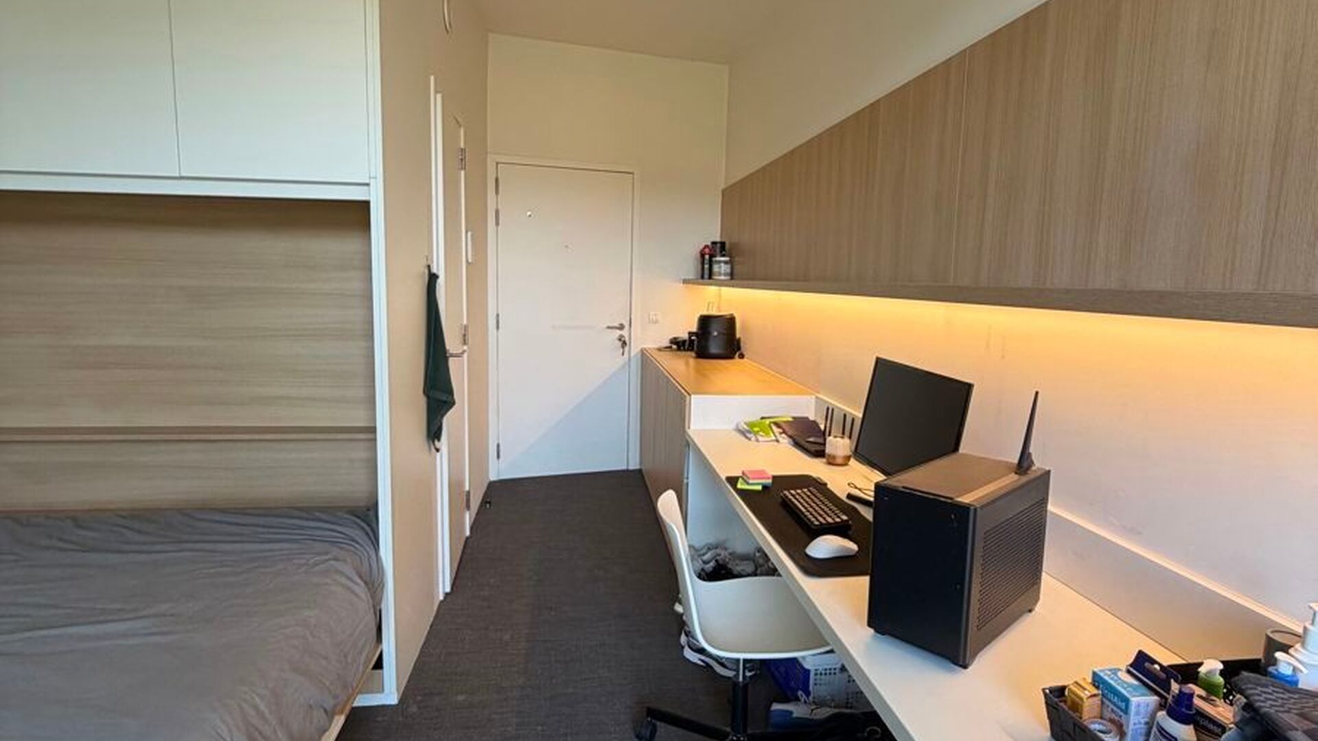 Welkom in deze verzorgde en comfortabele studentenkamer.

De kamer is louter voor individueel gebruik en is bemeubeld met een bed, bureau, stoel, boekenrek, kleerkast en lamellen. Daarnaast beschikt de kamer over eigen sanitair met douche en toilet, evena