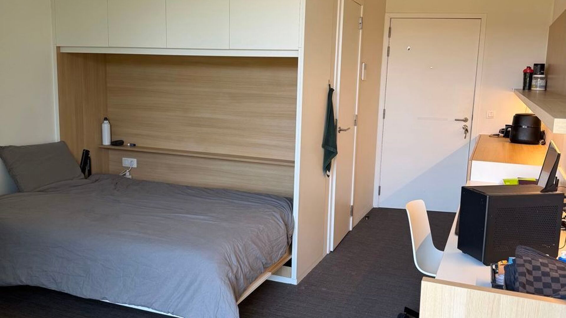 Welkom in deze verzorgde en comfortabele studentenkamer.

De kamer is louter voor individueel gebruik en is bemeubeld met een bed, bureau, stoel, boekenrek, kleerkast en lamellen. Daarnaast beschikt de kamer over eigen sanitair met douche en toilet, evena