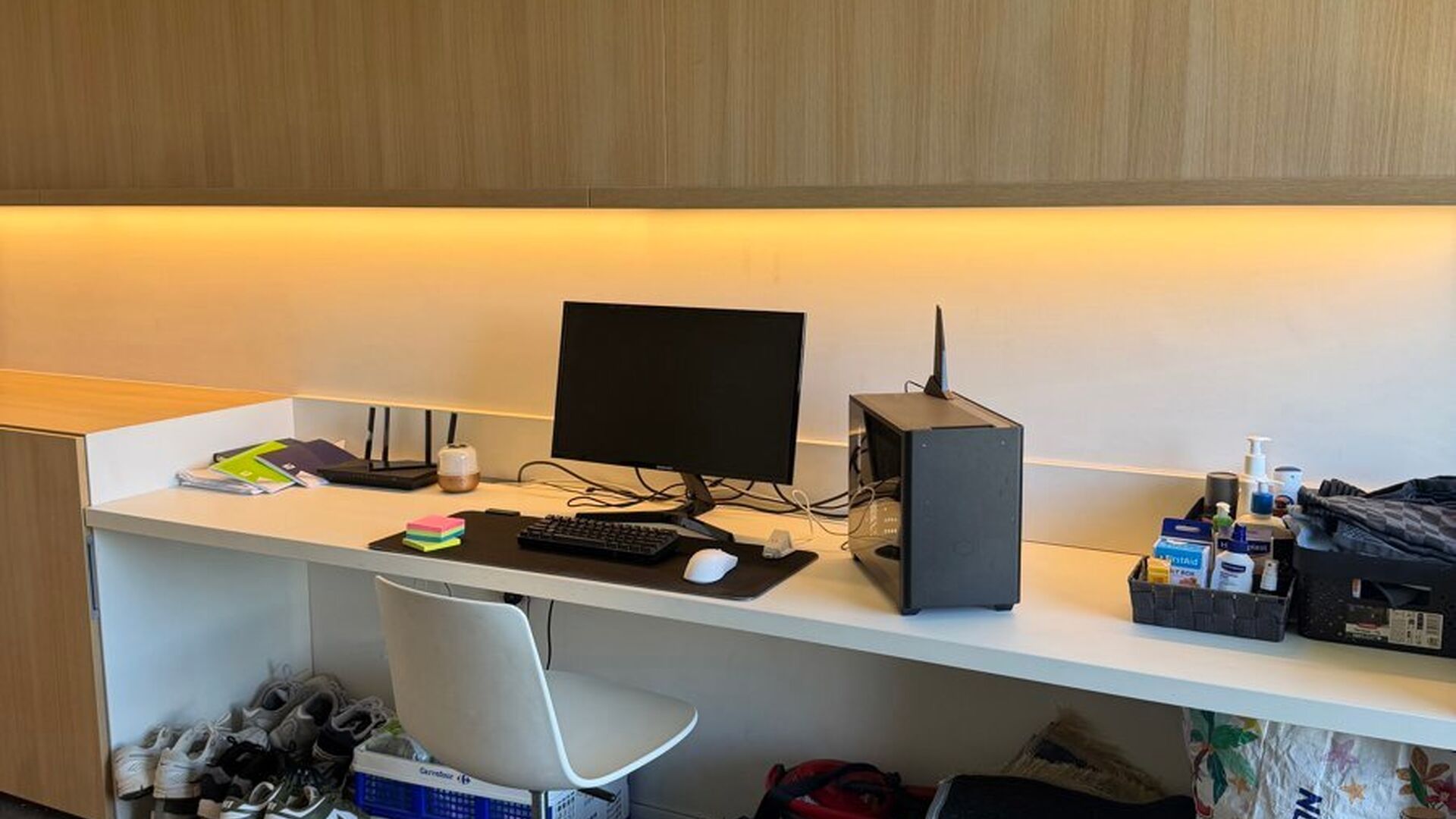 Welkom in deze verzorgde en comfortabele studentenkamer.

De kamer is louter voor individueel gebruik en is bemeubeld met een bed, bureau, stoel, boekenrek, kleerkast en lamellen. Daarnaast beschikt de kamer over eigen sanitair met douche en toilet, evena