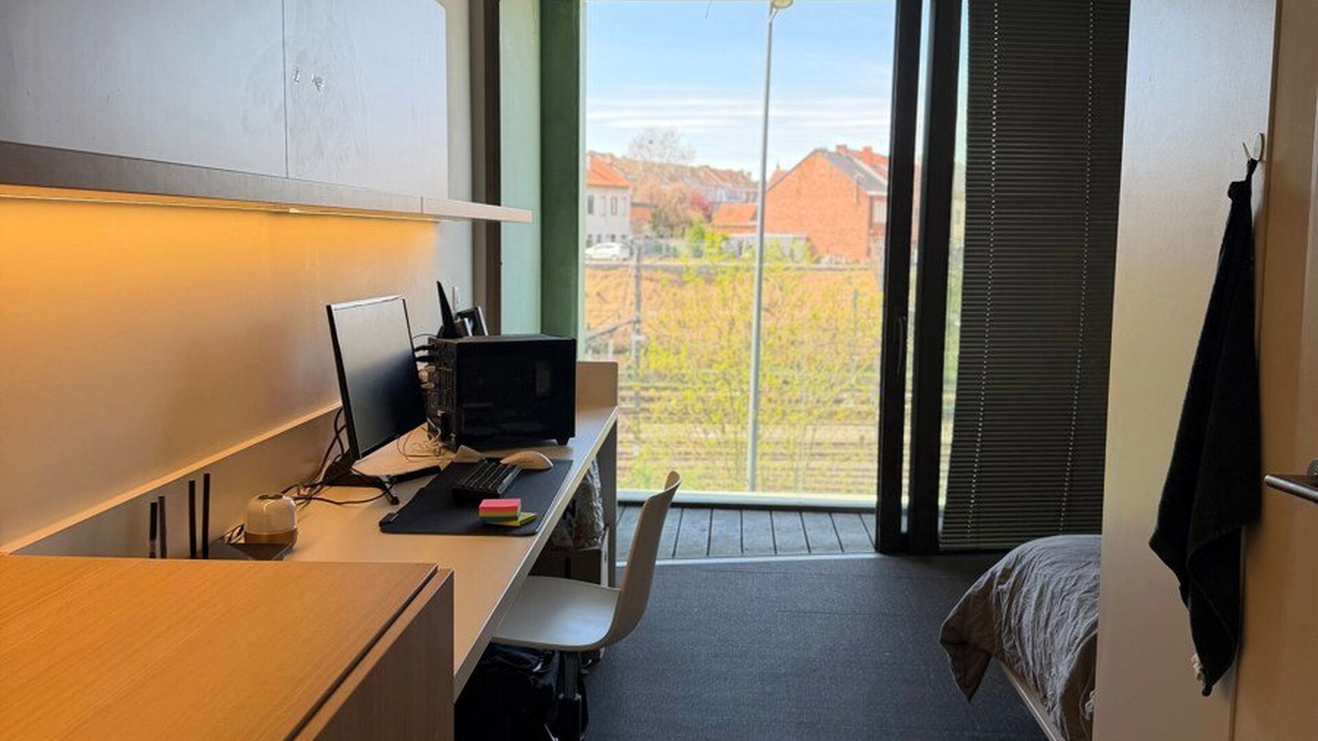 Welkom in deze verzorgde en comfortabele studentenkamer.

De kamer is louter voor individueel gebruik en is bemeubeld met een bed, bureau, stoel, boekenrek, kleerkast en lamellen. Daarnaast beschikt de kamer over eigen sanitair met douche en toilet, evena