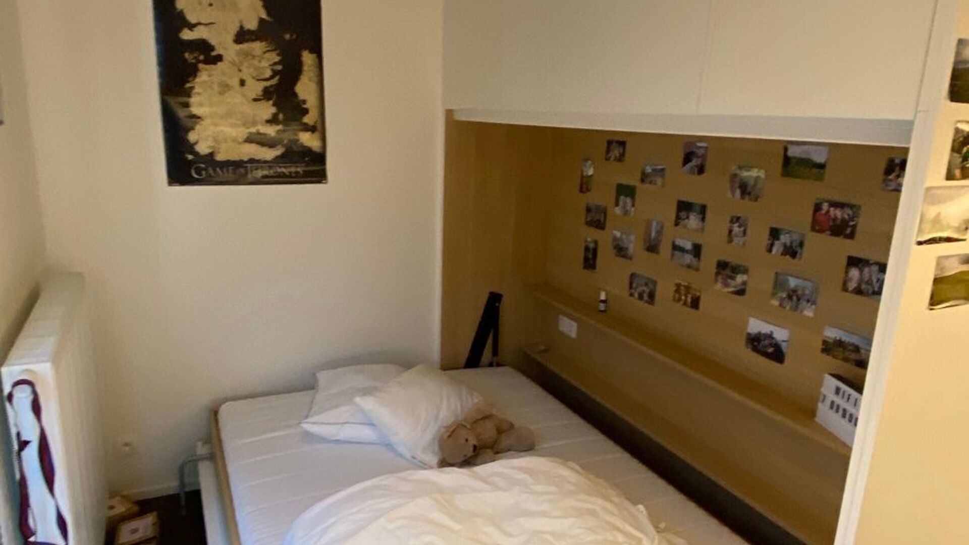 Welkom in deze verzorgde en comfortabele studentenkamer.

De kamer is louter voor individueel gebruik en is bemeubeld met een bed, bureau, stoel, boekenrek, kleerkast en lamellen. Daarnaast beschikt de kamer over eigen sanitair met douche en toilet, evena
