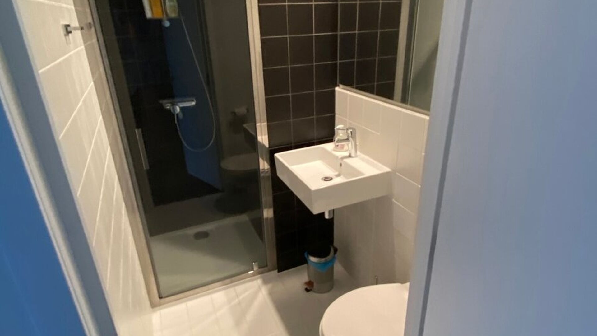 Welkom in deze verzorgde en comfortabele studentenkamer.

De kamer is louter voor individueel gebruik en is bemeubeld met een bed, bureau, stoel, boekenrek, kleerkast en lamellen. Daarnaast beschikt de kamer over eigen sanitair met douche en toilet, evena