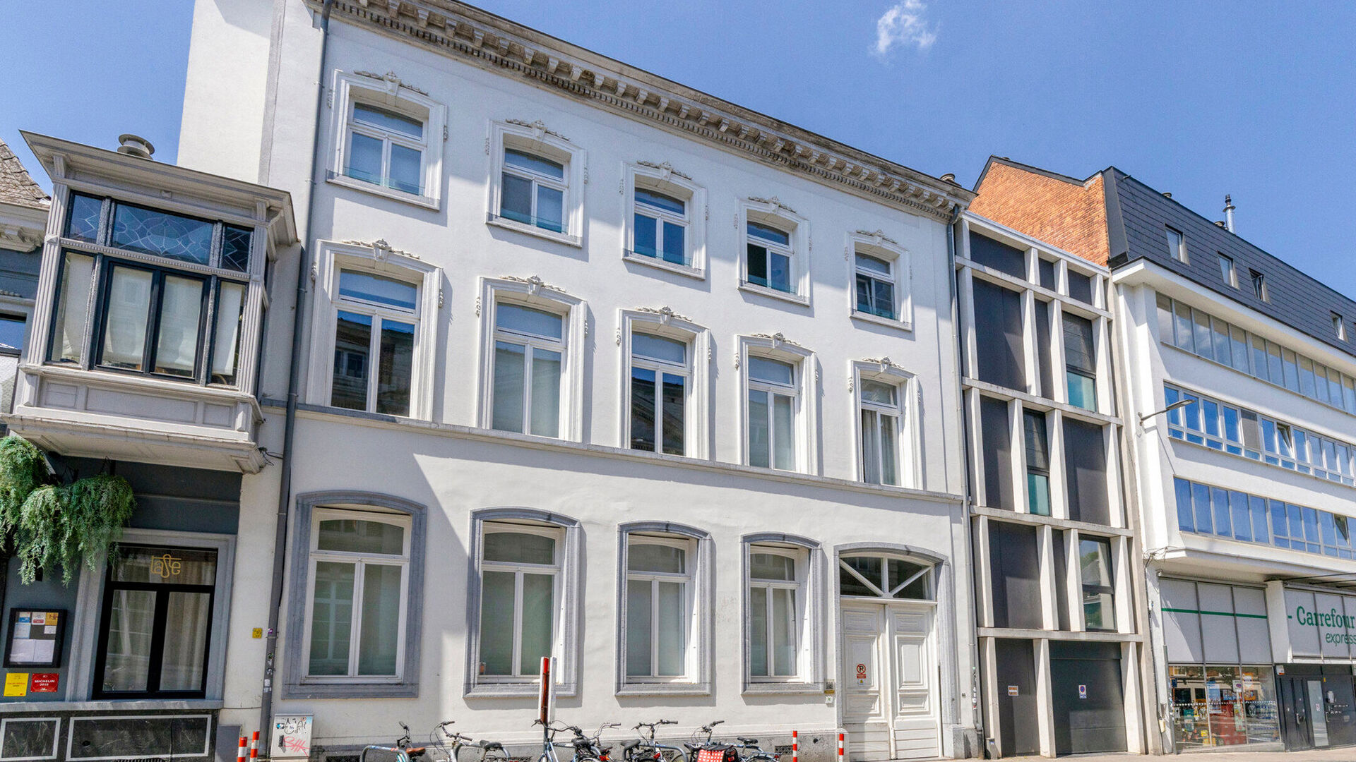 Luxueuze studio, van maar liefst 28 m&sup2; en met eigen privatief terras van 23m&sup2; in hartje Leuven nabij Grote en Oude Markt. Deze kamer bevindt zich op het gelijkvloers aan de achterkant en geniet van een prachtig uitzicht over de tuin. De studio heeft eig