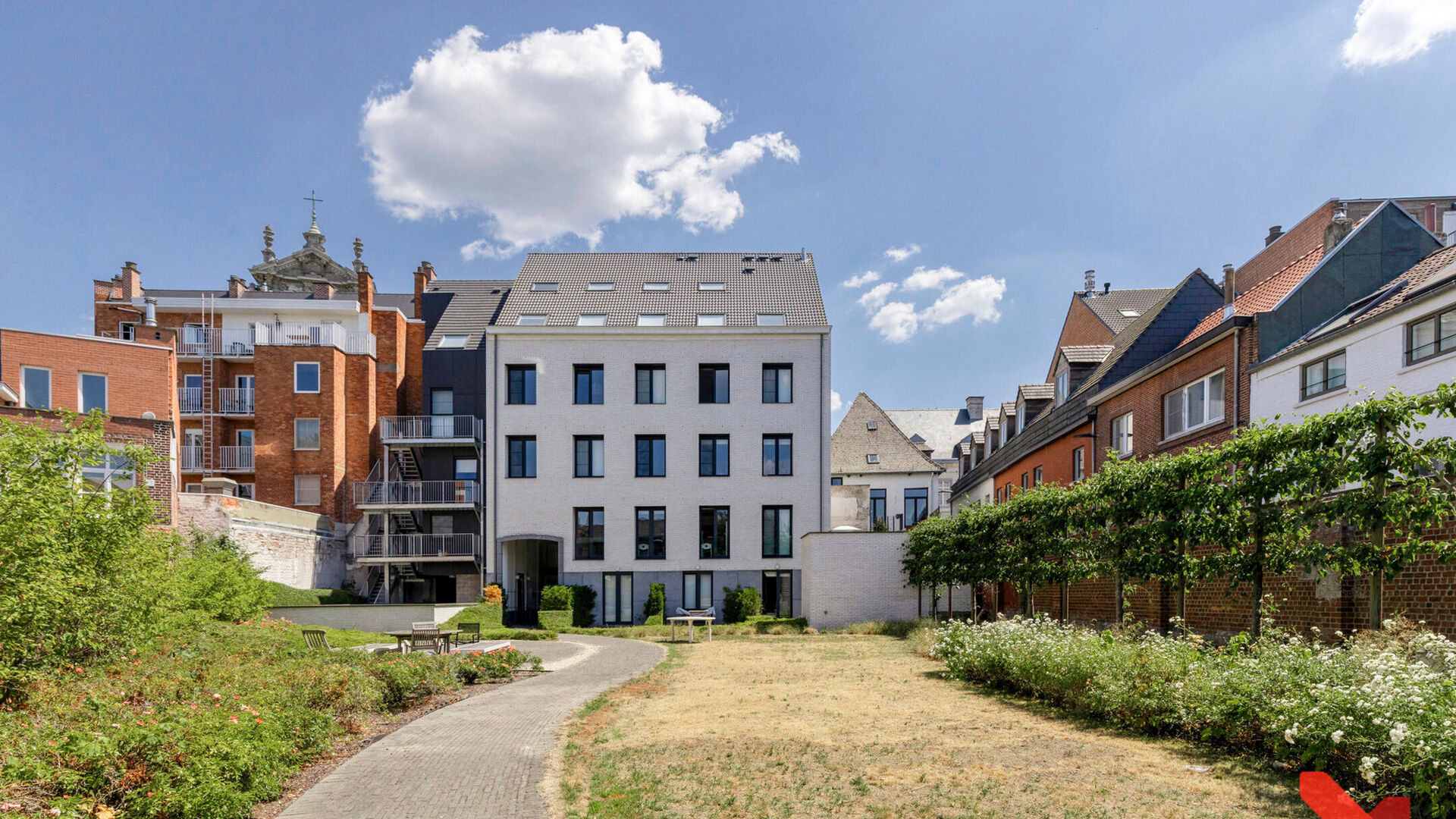 Luxueuze studio, van maar liefst 28 m&sup2; en met eigen privatief terras van 23m&sup2; in hartje Leuven nabij Grote en Oude Markt. Deze kamer bevindt zich op het gelijkvloers aan de achterkant en geniet van een prachtig uitzicht over de tuin. De studio heeft eig