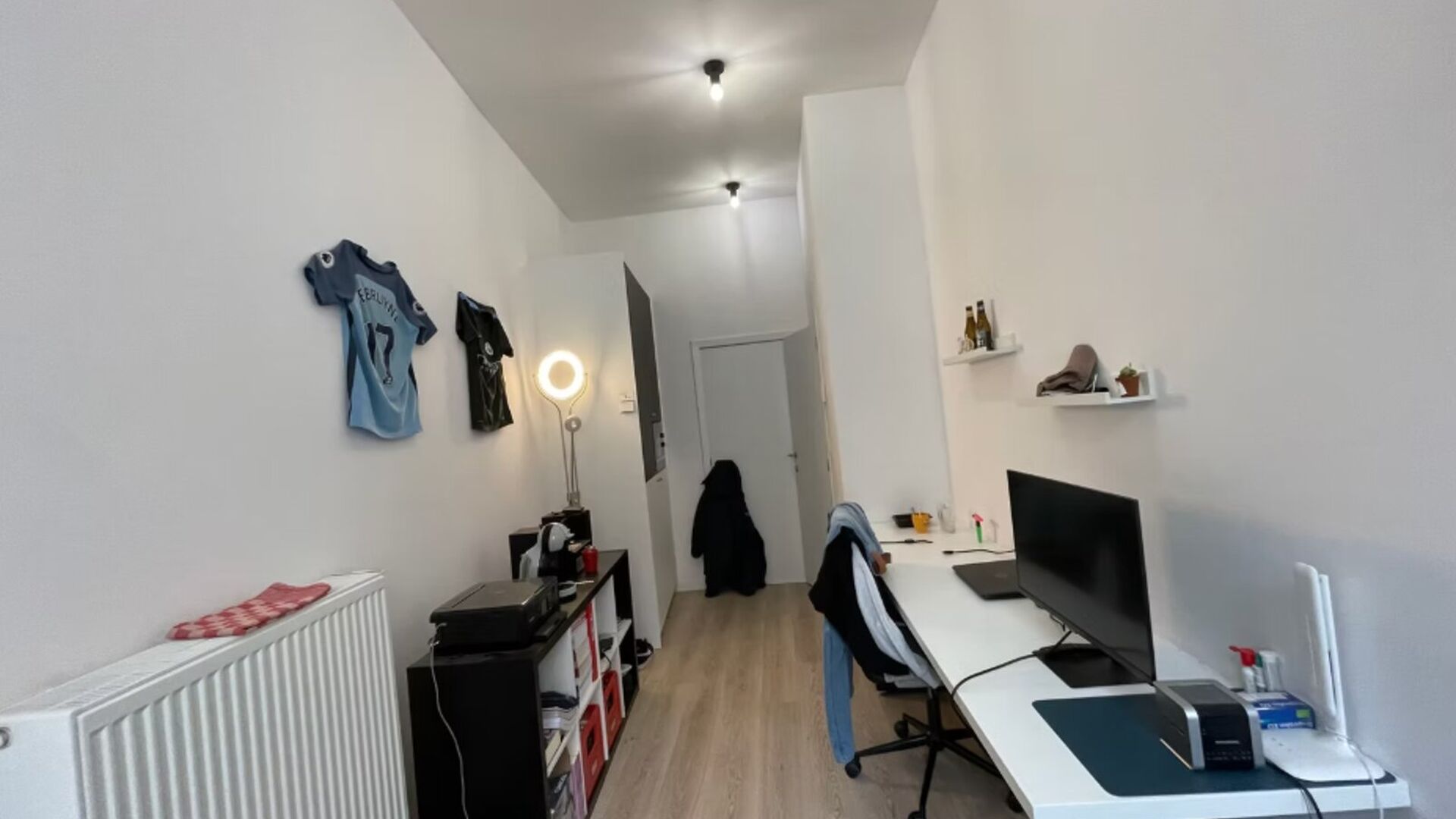 VOOR HET HUIDIGE ACADEMIEJAAR (tot 09/09/2026) & ALLEEN VOOR STUDENTEN
Deze studentenkamer, gelegen op het gelijkvloers, biedt een comfortabele en praktische leefruimte voor studenten op zoek naar een eigen plekje. Met eigen sanitair, inclusief douche, la