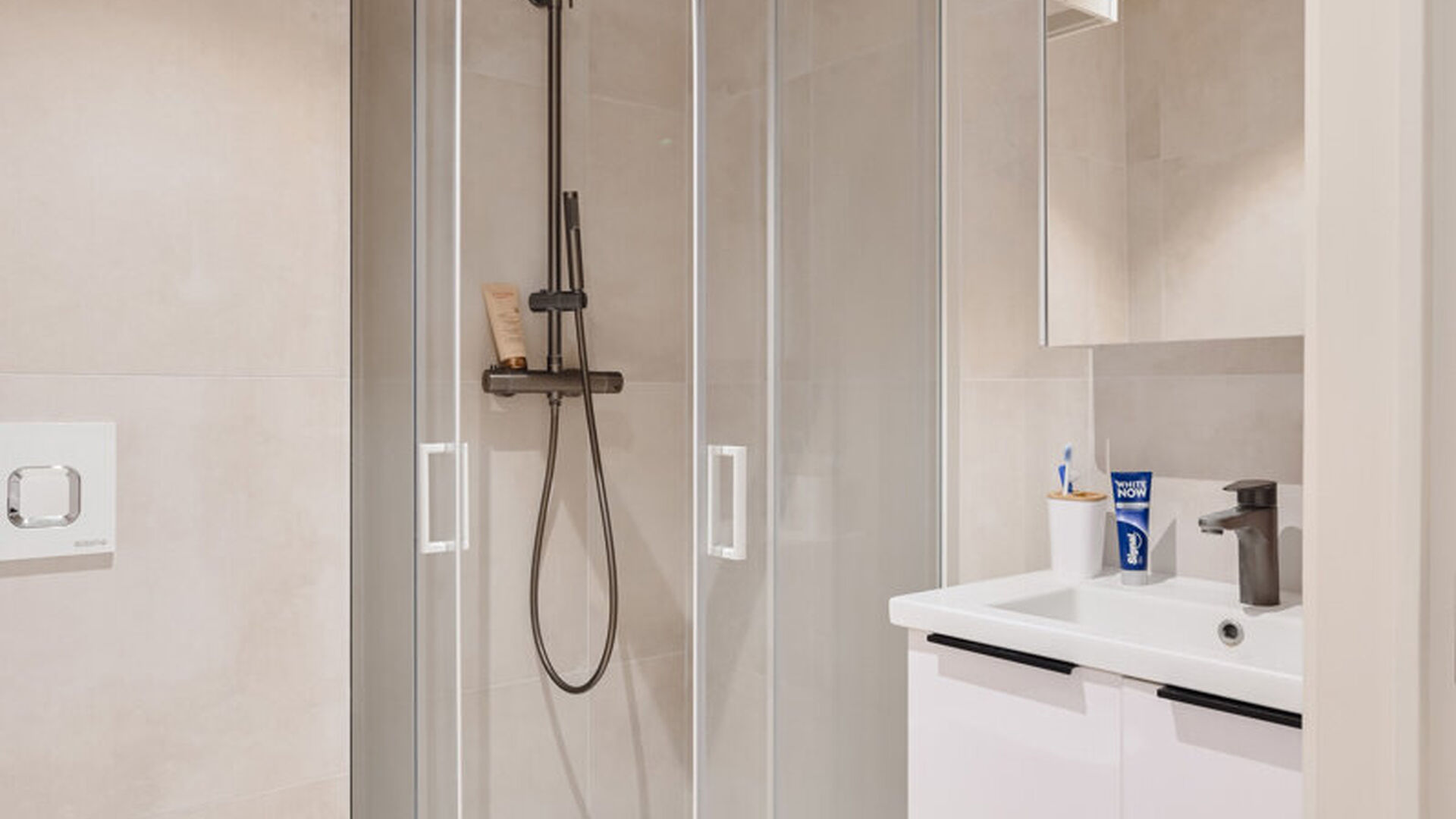 Deze charmante en volledig gerenoveerde studentenkamer is gelegen op een absolute toplocatie, pal aan de Vismarkt.
Deze studentenkamer heeft een vast meubel met koelkast en microgolfoven en een eigen privatieve badkamer met toilet, douche en lavabo. Daar