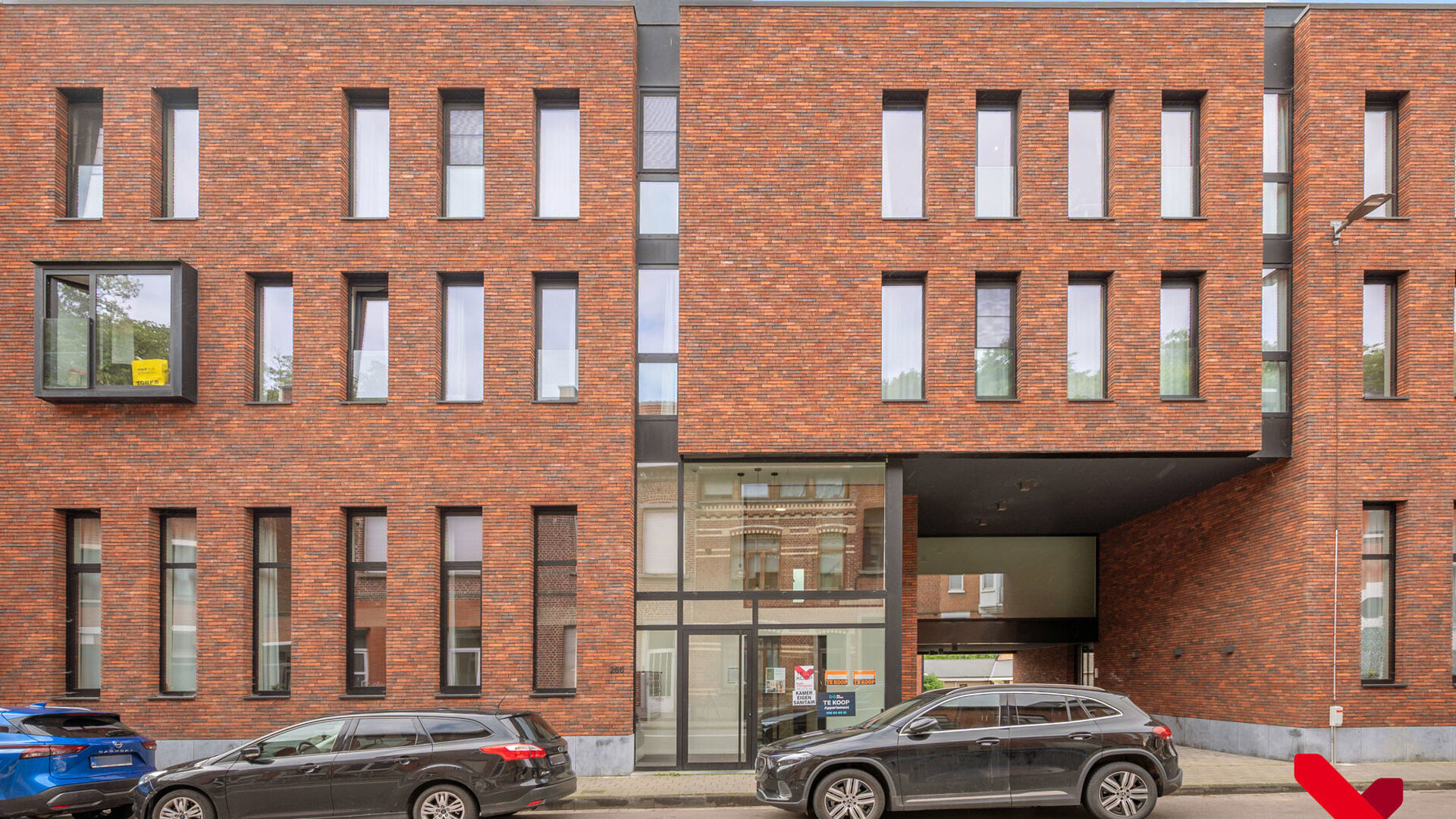 Studentenkamer gelegen in een gezellige studentenresidentie op toplocatie. Deze kamer is gemeubeld en beschikt over: een bed, bureau, kleerkast en frigo.
In het gehuurde goed zijn de volgende (nuts)voorzieningen/diensten aanwezig, dewelke gedeeld worden m