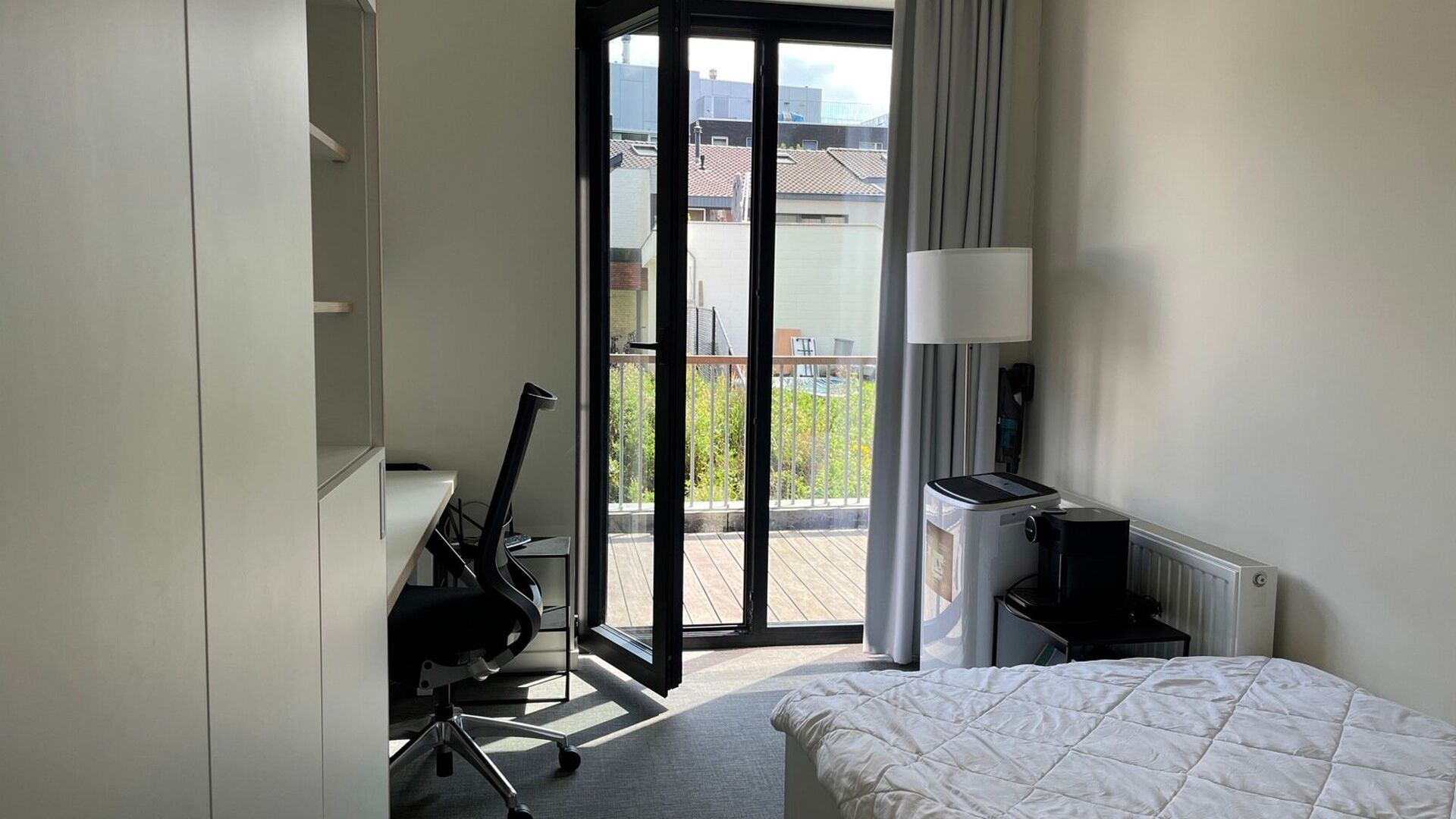 Deze mooi onderhouden kamer is gelegen op de gelijkvloerse verdieping en is voorzien van alle modern comfort zoals een eigen badkamer met toilet en douche.
Er is een vast bureaumeubel aanwezig, voldoende kastruimte en een eigen frigo. De gemeenschappelijk