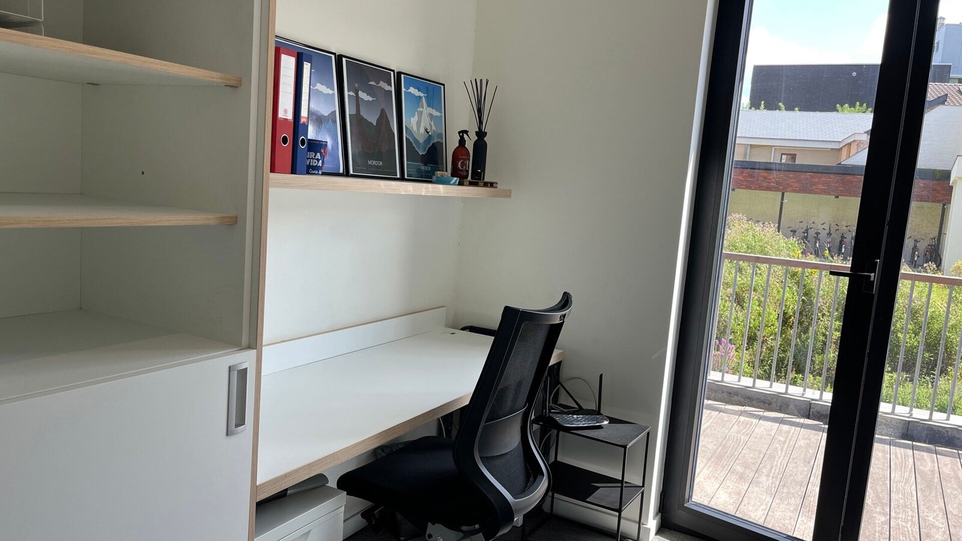 Deze mooi onderhouden kamer is gelegen op de gelijkvloerse verdieping en is voorzien van alle modern comfort zoals een eigen badkamer met toilet en douche.
Er is een vast bureaumeubel aanwezig, voldoende kastruimte en een eigen frigo. De gemeenschappelijk