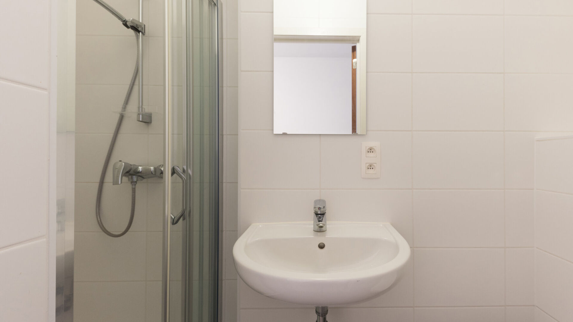 Nieuwe studentenkamer in de vorm van triplex in prestigieus project, Campus Vital. Deze studentenkamer bevindt zich op het eerste verdiep. Men heeft het slaapgedeelte in duplexvorm en de badkamer als benedenverdiep. De kamer is gemeubeld met bed, bureau,