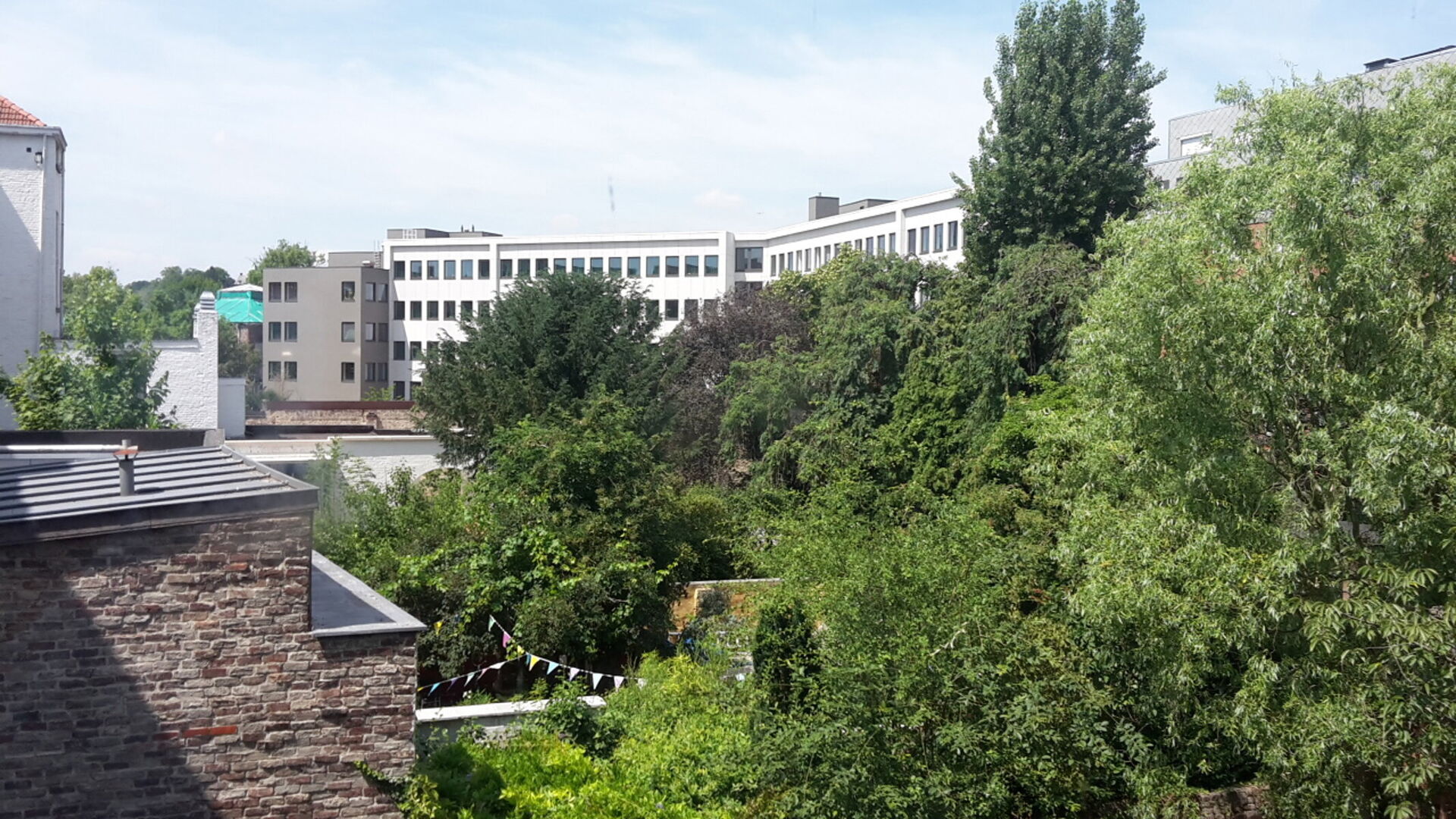Nieuwe studentenkamer in de vorm van triplex in prestigieus project, Campus Vital. Deze studentenkamer bevindt zich op het eerste verdiep. Men heeft het slaapgedeelte in duplexvorm en de badkamer als benedenverdiep. De kamer is gemeubeld met bed, bureau,