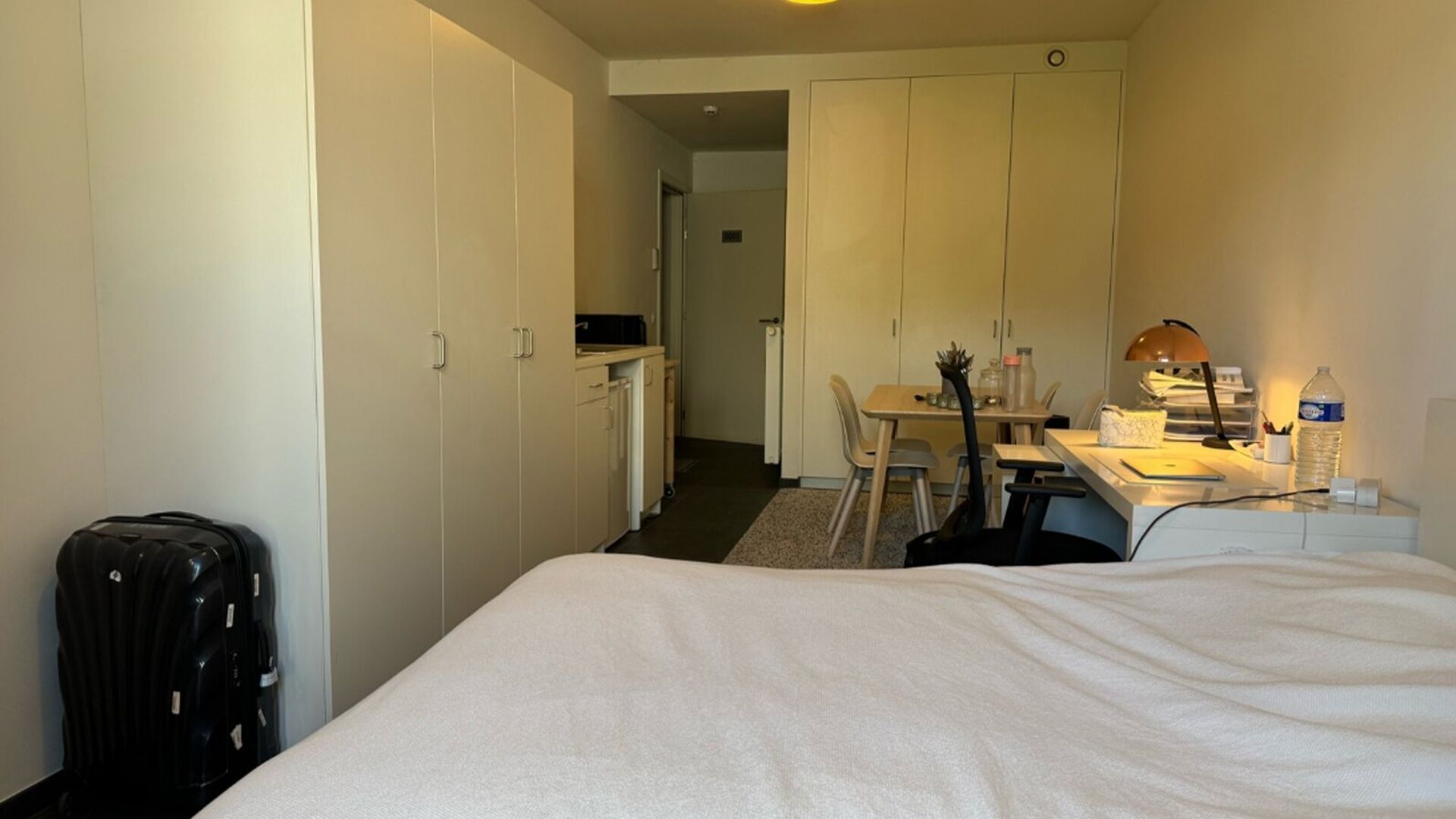 Luxueuze studio, van maar liefst 28 m² en met eigen privatief terras van 23m² in hartje Leuven nabij Grote en Oude Markt. Deze kamer bevindt zich op het gelijkvloers aan de achterkant en geniet van een prachtig uitzicht over de tuin. De studio heeft eig