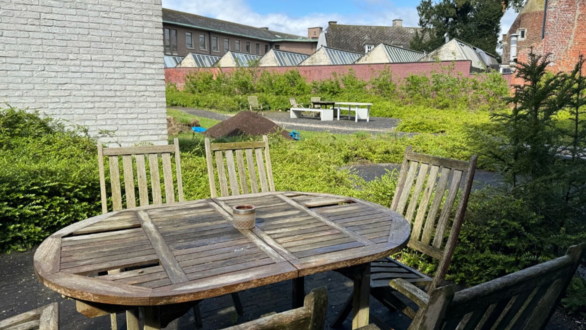 Luxueuze studio, van maar liefst 28 m² en met eigen privatief terras van 23m² in hartje Leuven nabij Grote en Oude Markt. Deze kamer bevindt zich op het gelijkvloers aan de achterkant en geniet van een prachtig uitzicht over de tuin. De studio heeft eig