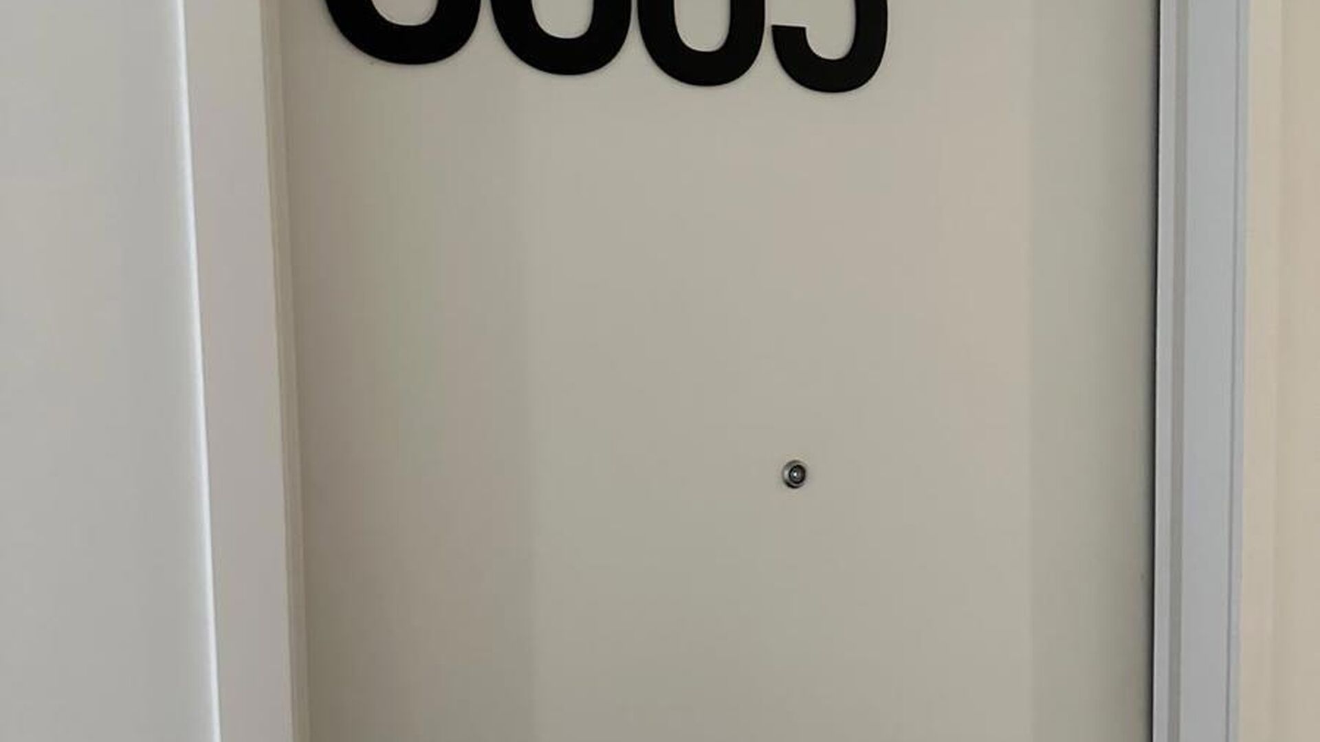 Studentenkamer gelegen in een gezellige studentenresidentie op toplocatie. 
In het gehuurde goed zijn de volgende (nuts)voorzieningen/diensten aanwezig, dewelke gedeeld worden met de andere bewoners: een ingerichte keuken, ruime living, fietsenberging, tv