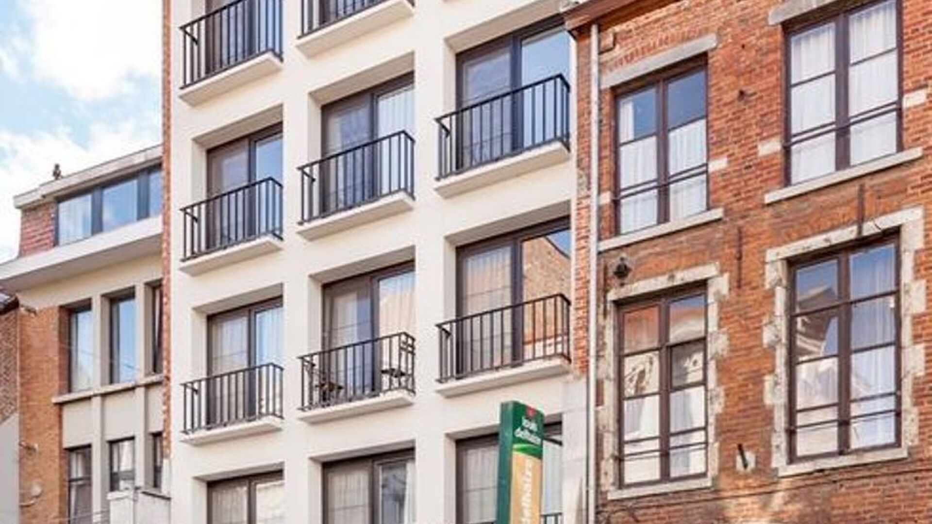 Ben je op zoek naar een comfortabele studentenkamer? Dan is deze gezellige studentenkamer misschien wel iets voor jou. De kamer beschikt over een eigen badkamer met sanitair. Daarnaast kan je gebruikmaken van een gemeenschappelijke keuken, een aangename o