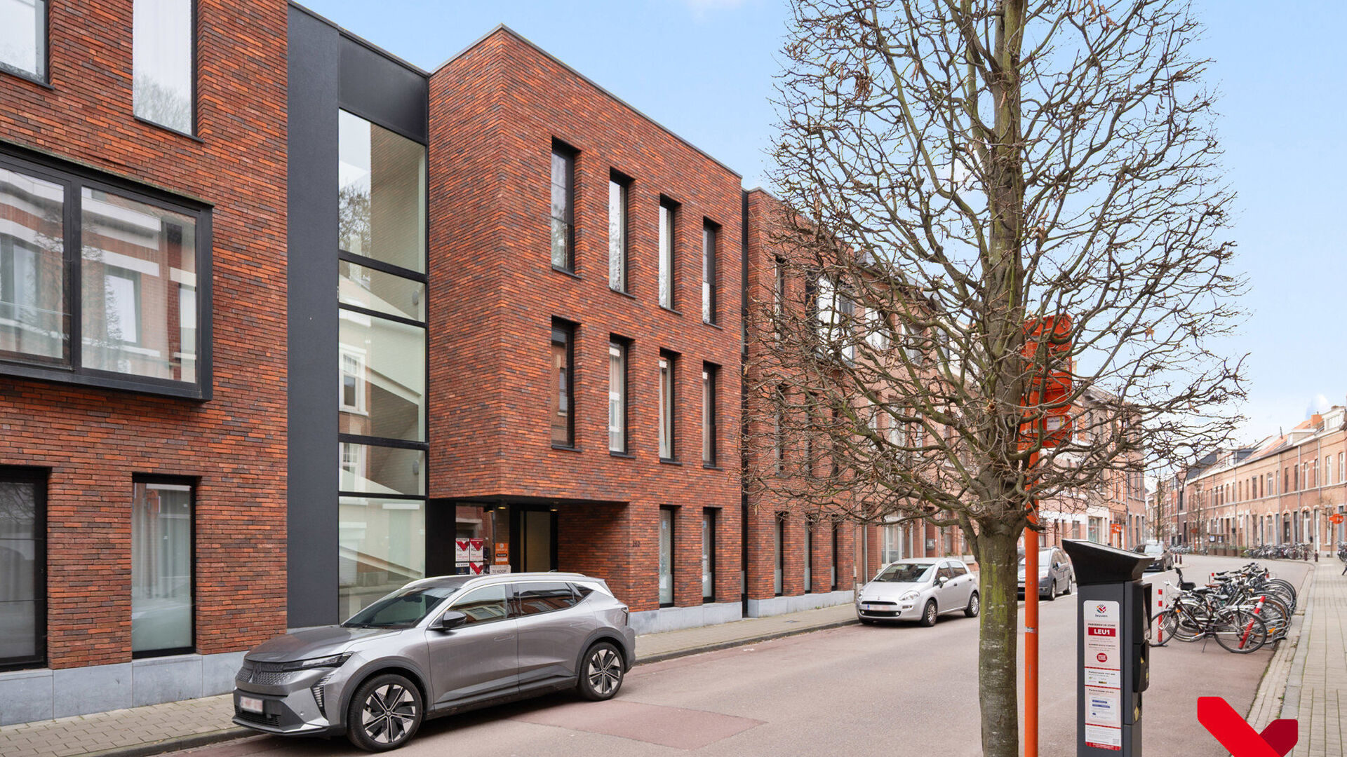 Deze mooie en uitstekend onderhouden studentenkamer biedt alles wat je nodig hebt voor een comfortabel verblijf in Leuven. De kamer beschikt over een eigen badkamer met douche en toilet, een vast bureaumeubel, voldoende kastruimte en een privéfrigo.
De