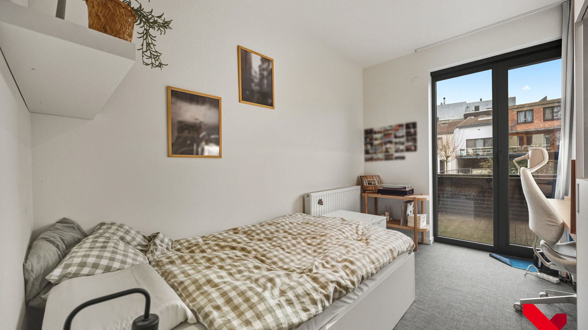 Deze mooie en uitstekend onderhouden studentenkamer biedt alles wat je nodig hebt voor een comfortabel verblijf in Leuven. De kamer beschikt over een eigen badkamer met douche en toilet, een vast bureaumeubel, voldoende kastruimte en een privéfrigo.
De