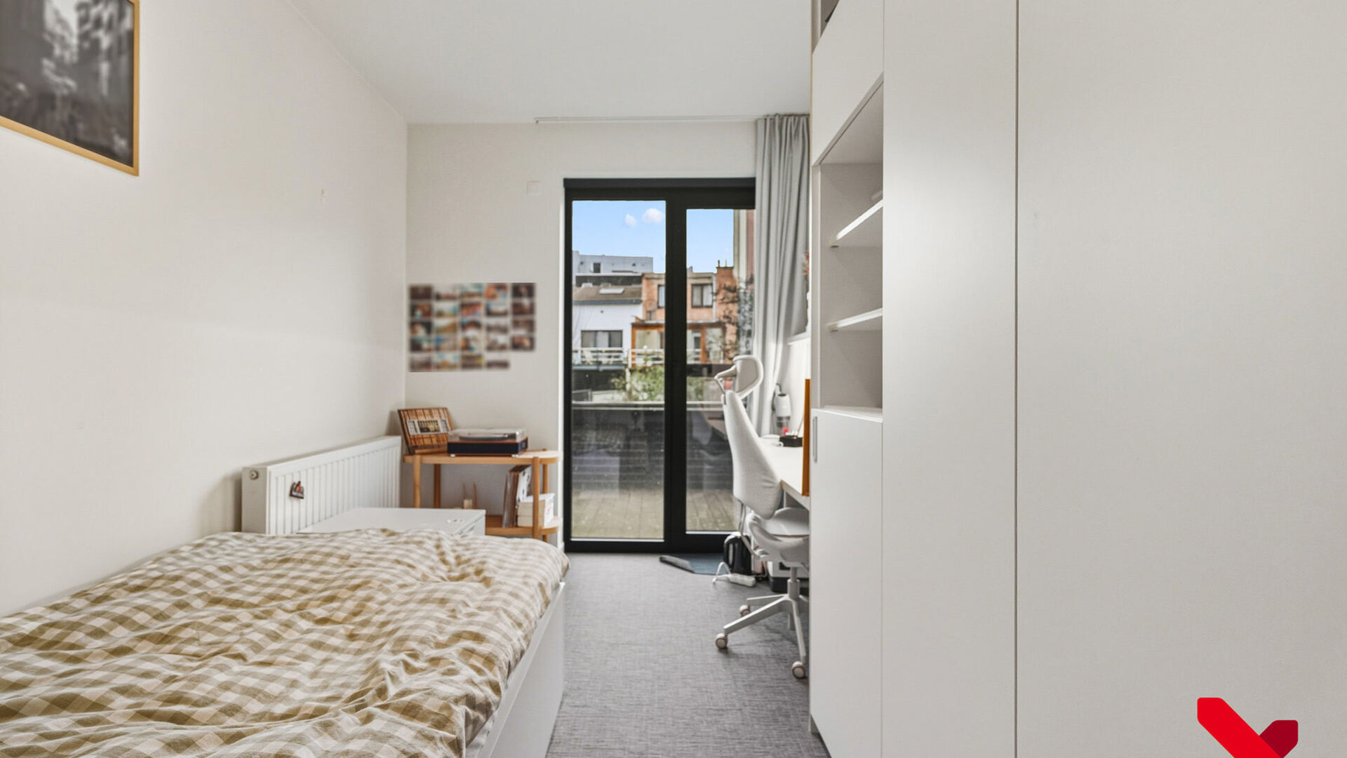 Deze mooie en uitstekend onderhouden studentenkamer biedt alles wat je nodig hebt voor een comfortabel verblijf in Leuven. De kamer beschikt over een eigen badkamer met douche en toilet, een vast bureaumeubel, voldoende kastruimte en een privéfrigo.
De