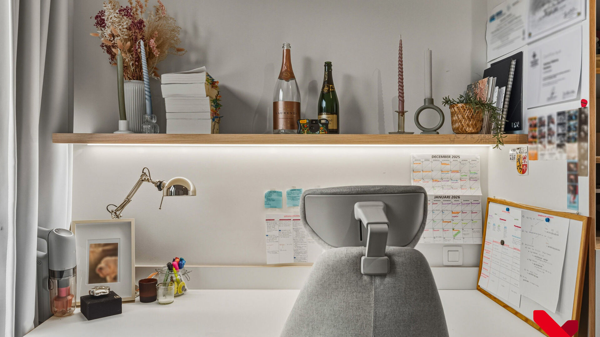 Deze mooie en uitstekend onderhouden studentenkamer biedt alles wat je nodig hebt voor een comfortabel verblijf in Leuven. De kamer beschikt over een eigen badkamer met douche en toilet, een vast bureaumeubel, voldoende kastruimte en een privéfrigo.
De