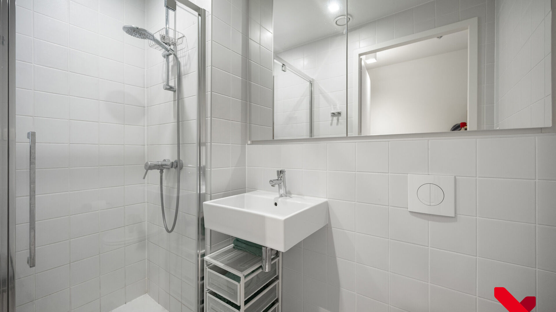 Deze mooie en uitstekend onderhouden studentenkamer biedt alles wat je nodig hebt voor een comfortabel verblijf in Leuven. De kamer beschikt over een eigen badkamer met douche en toilet, een vast bureaumeubel, voldoende kastruimte en een privéfrigo.
De