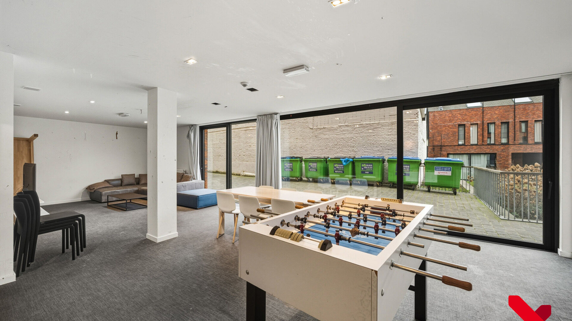 Deze mooie en uitstekend onderhouden studentenkamer biedt alles wat je nodig hebt voor een comfortabel verblijf in Leuven. De kamer beschikt over een eigen badkamer met douche en toilet, een vast bureaumeubel, voldoende kastruimte en een privéfrigo.
De